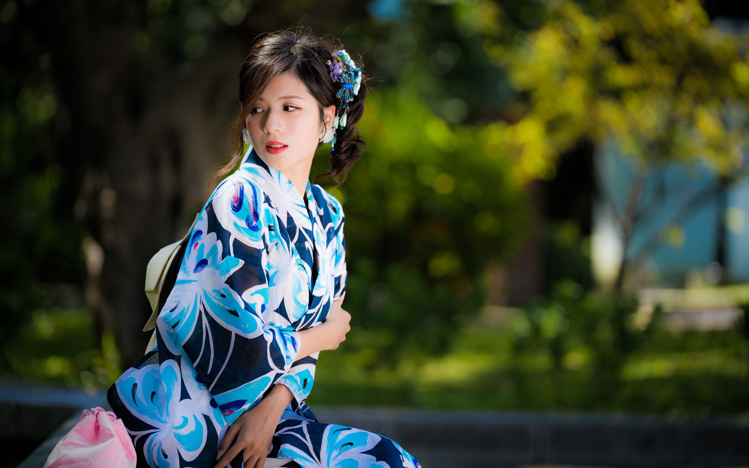 Молодая девушка азиатка в красивом кимоно