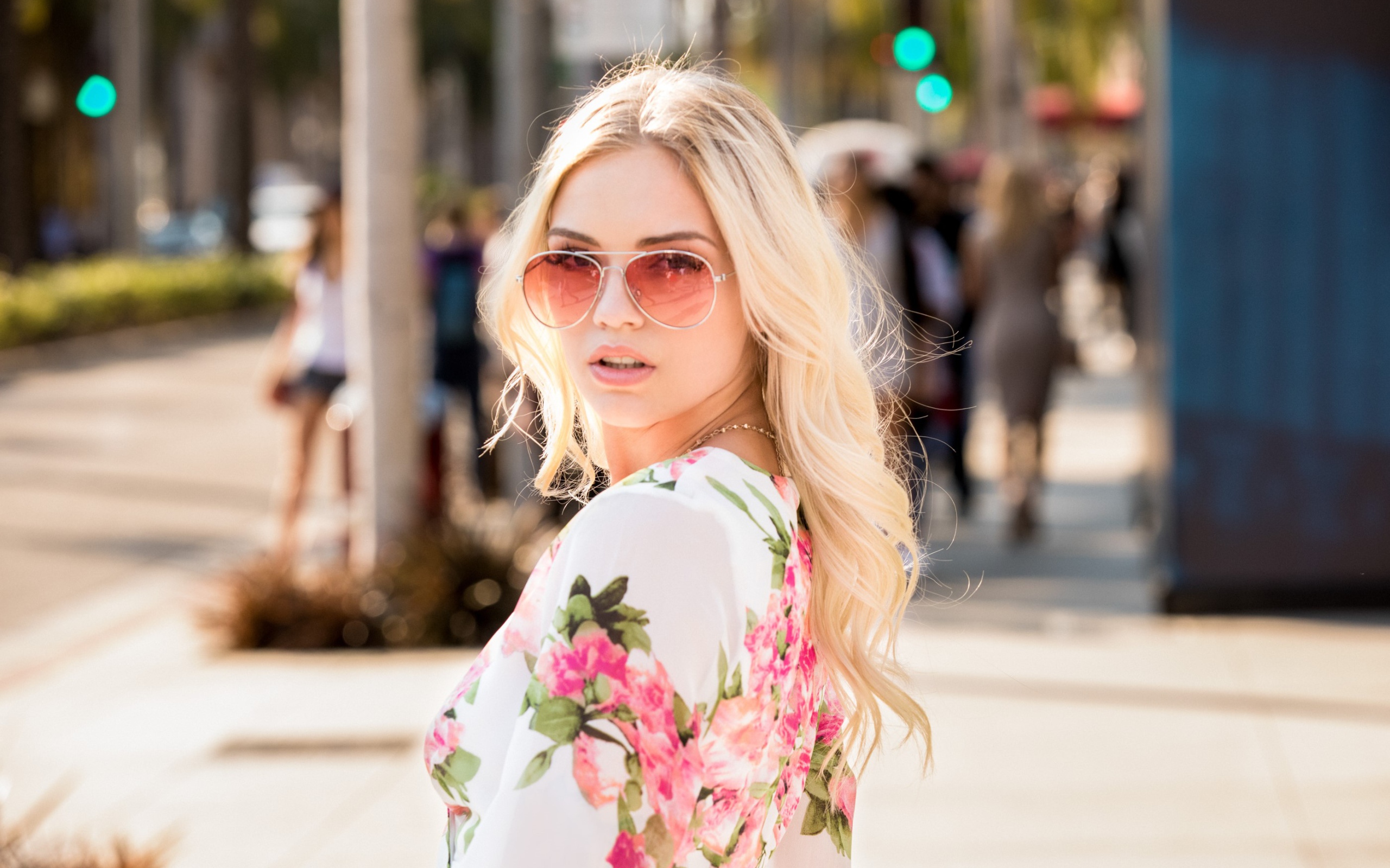 Красивая блондинка модель в солнечных очках