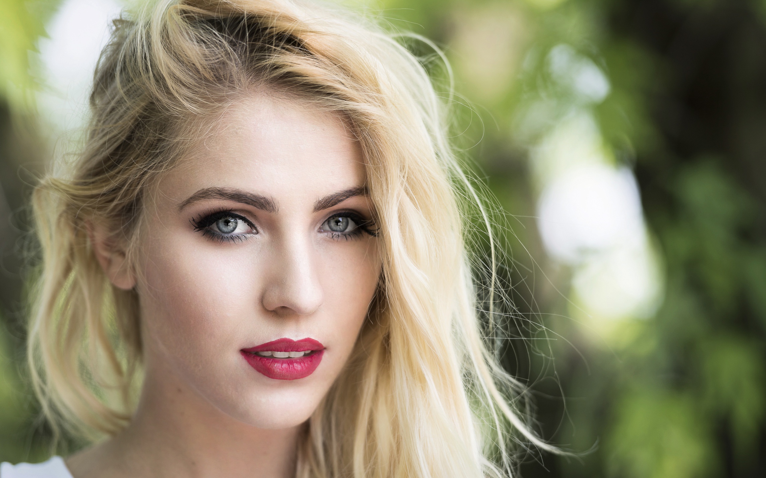 Красивая голубоглазая блондинка с красными губами 