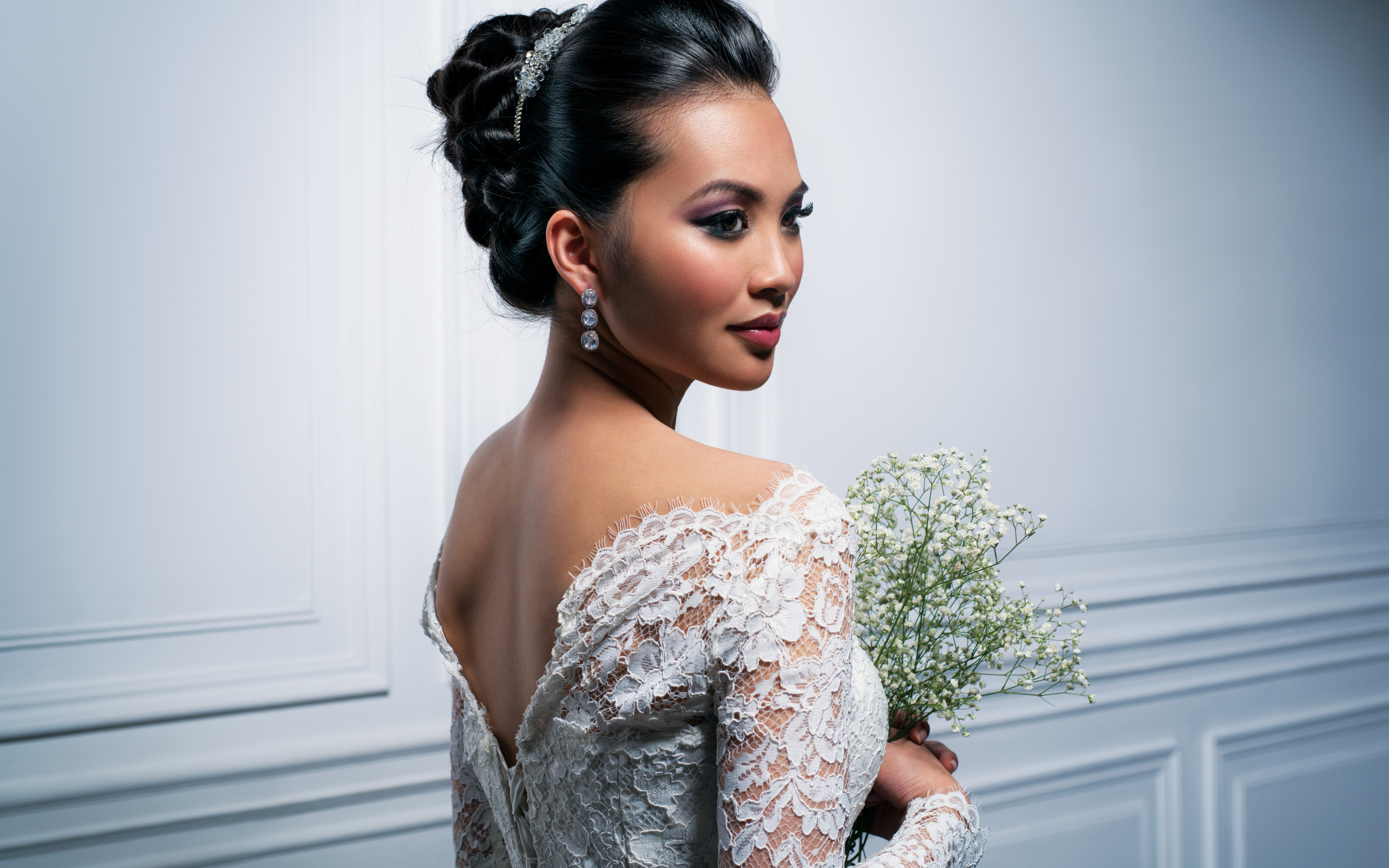 Красивая девушка невеста с белым букетом цветов в руках