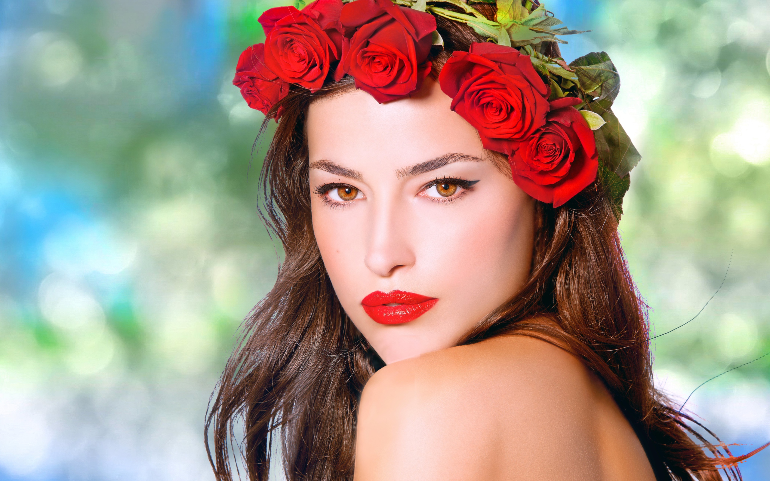 Красивая кареглазая девушка с венком из красных роз 