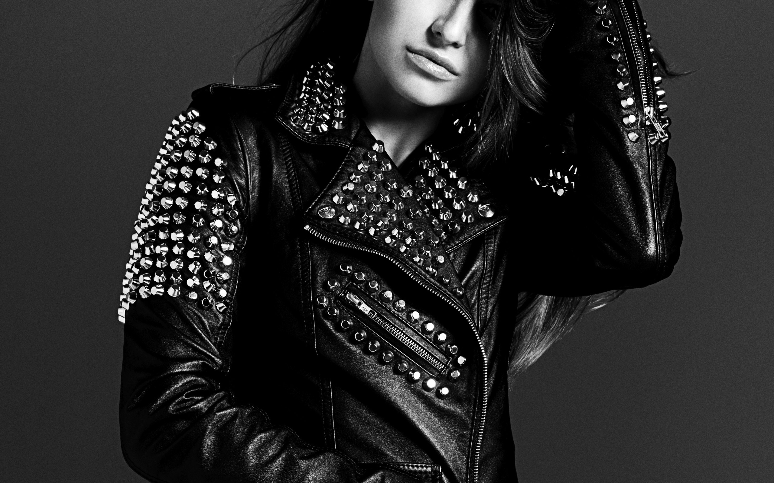 Красивая девушка в кожаной куртке Анна Левандовска, черно-белое фото