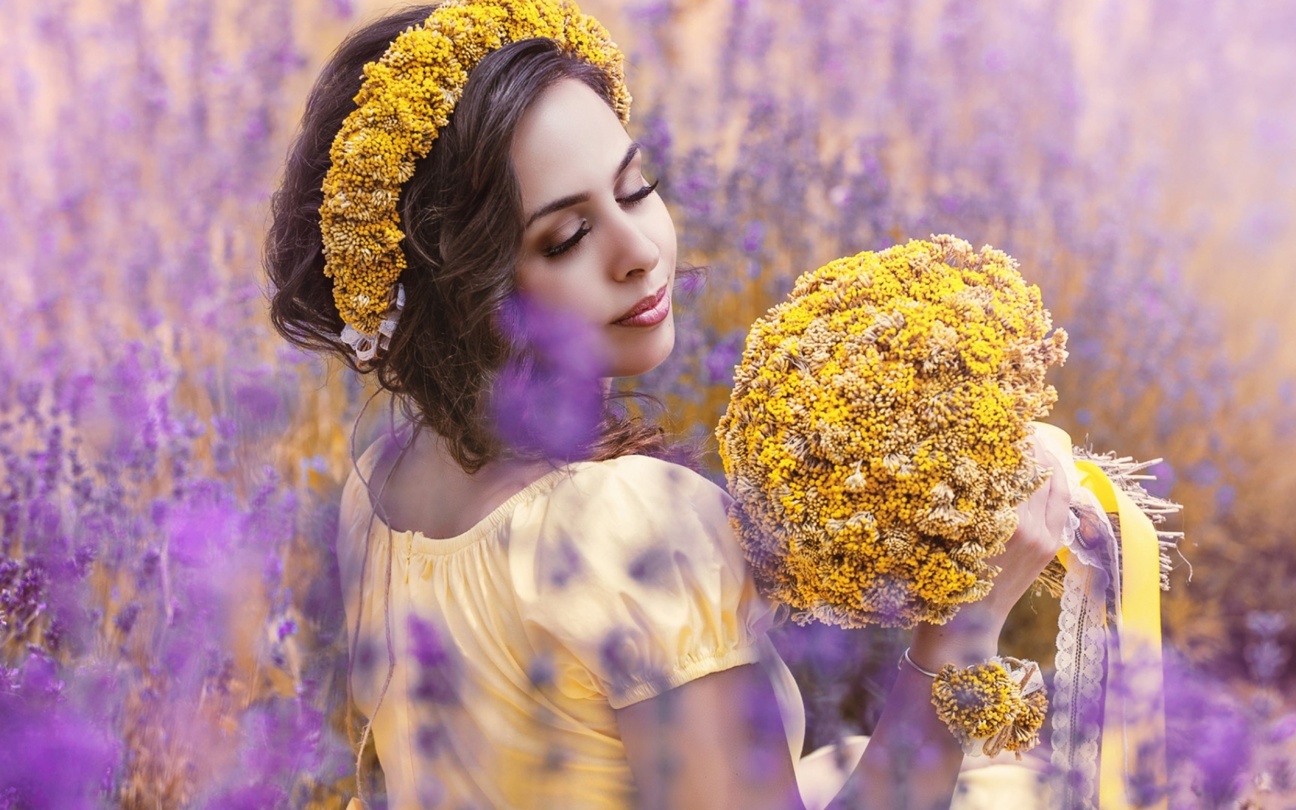 Красивая девушка с букетом желтых полевых цветов 