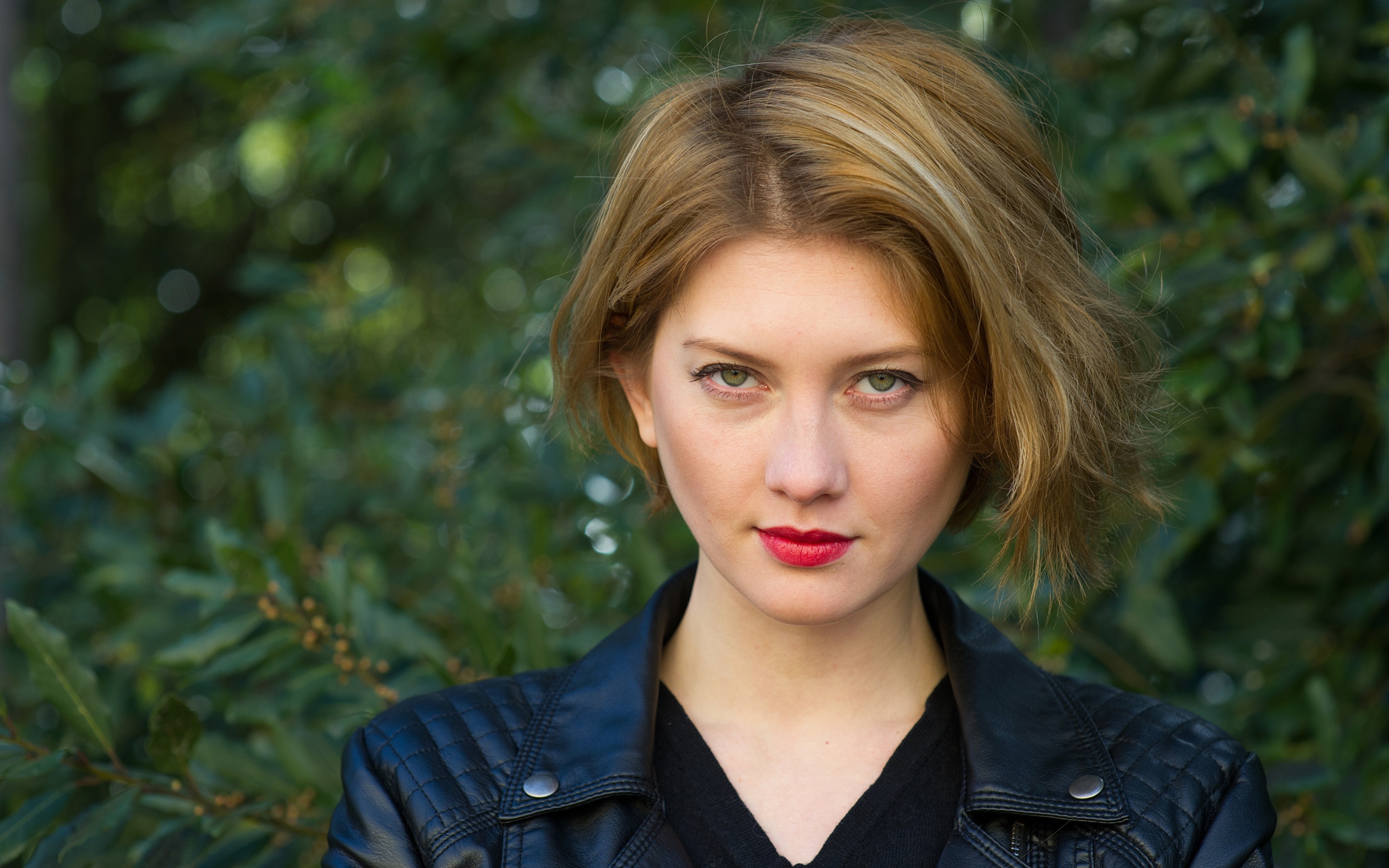 Красивая девушка с короткой стрижкой в кожаной куртке