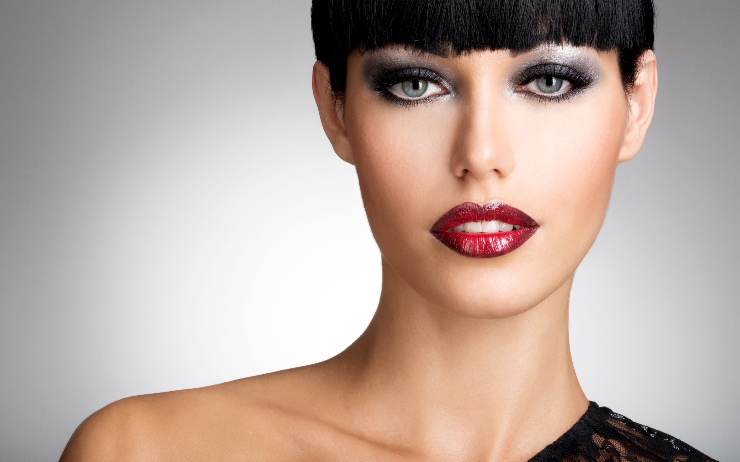 Красивая эффектная брюнетка с ярким макияжем