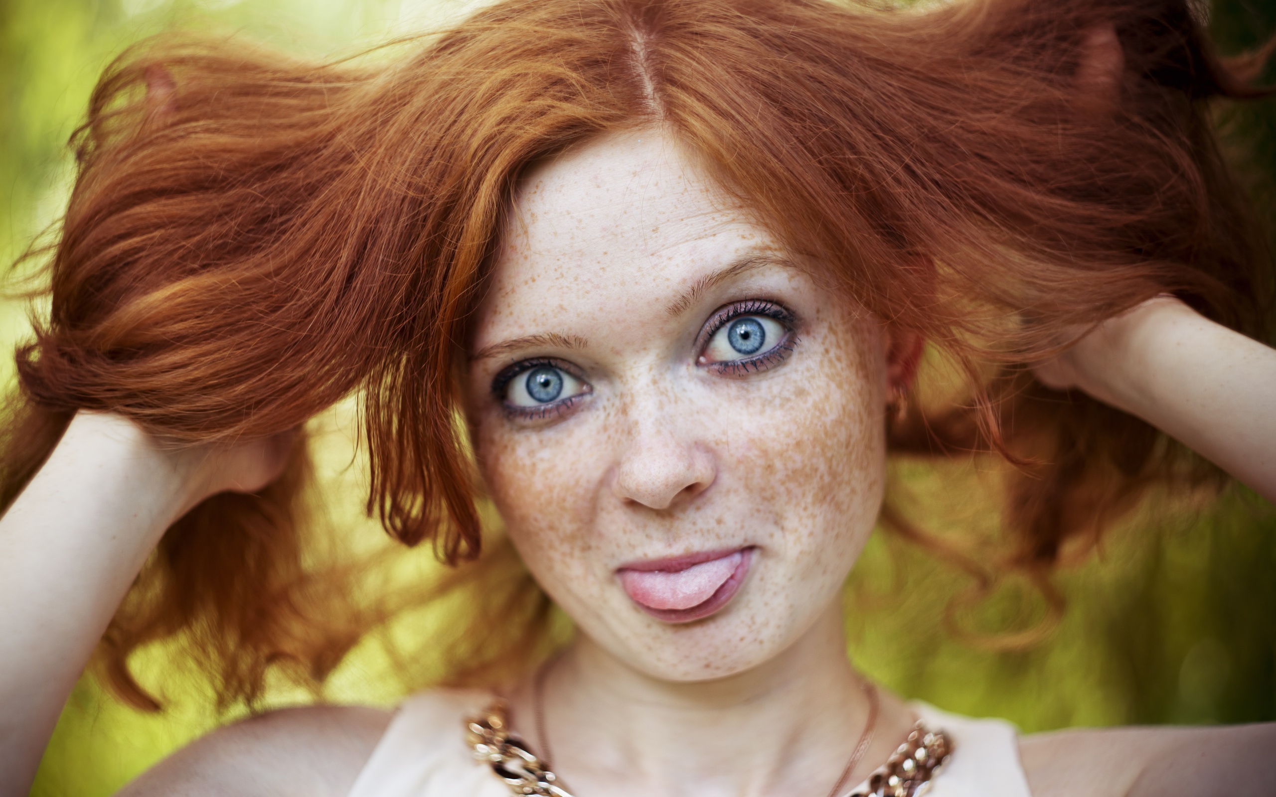 Рыжеволосая девушка с веснушками на лице