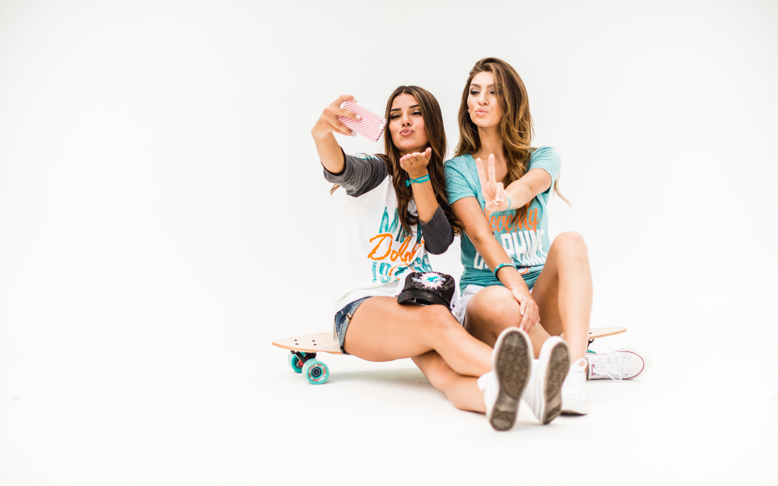 Две красивые девушки делают селфи на телефон