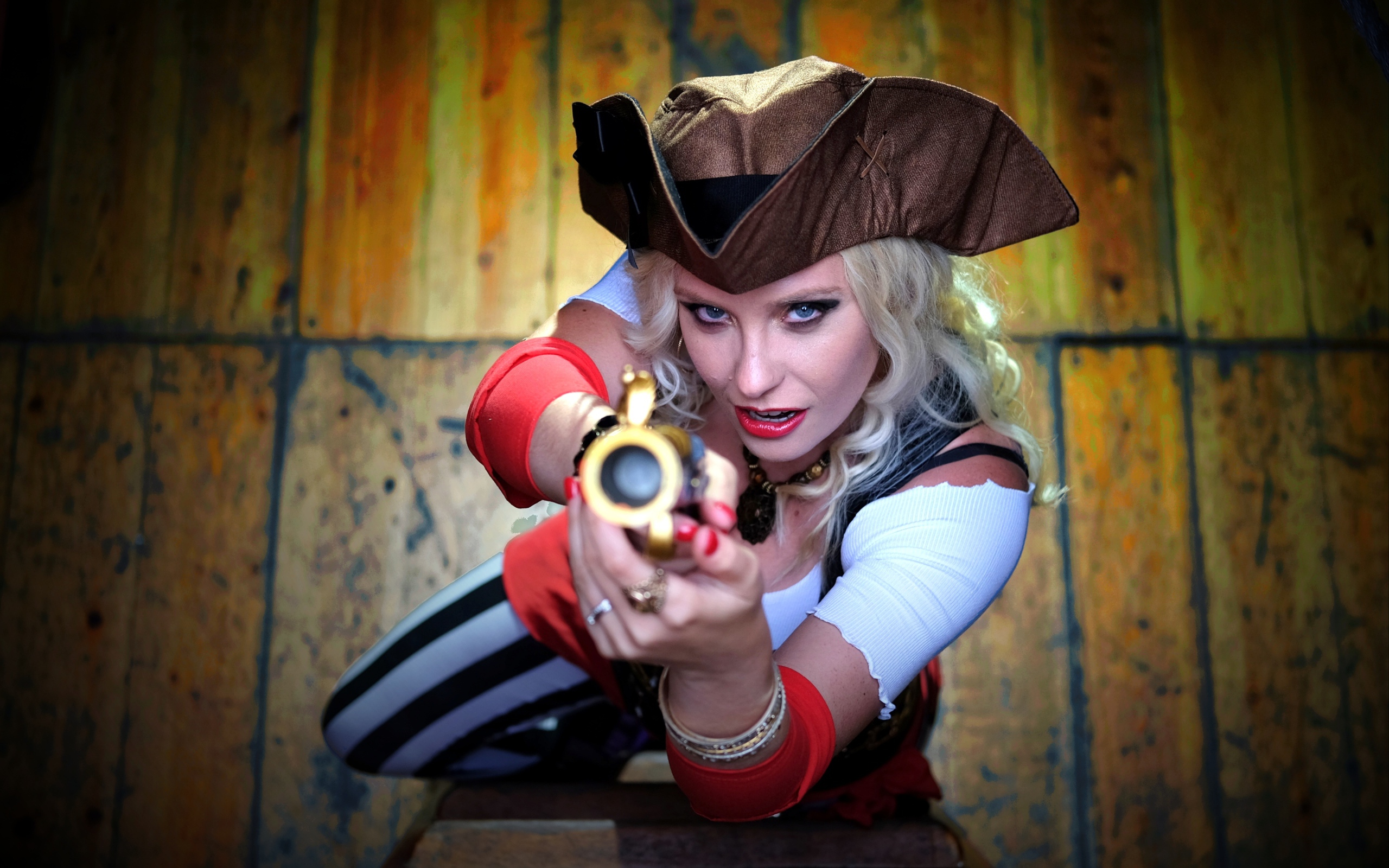 Молодая голубоглазая девушка в костюме пирата