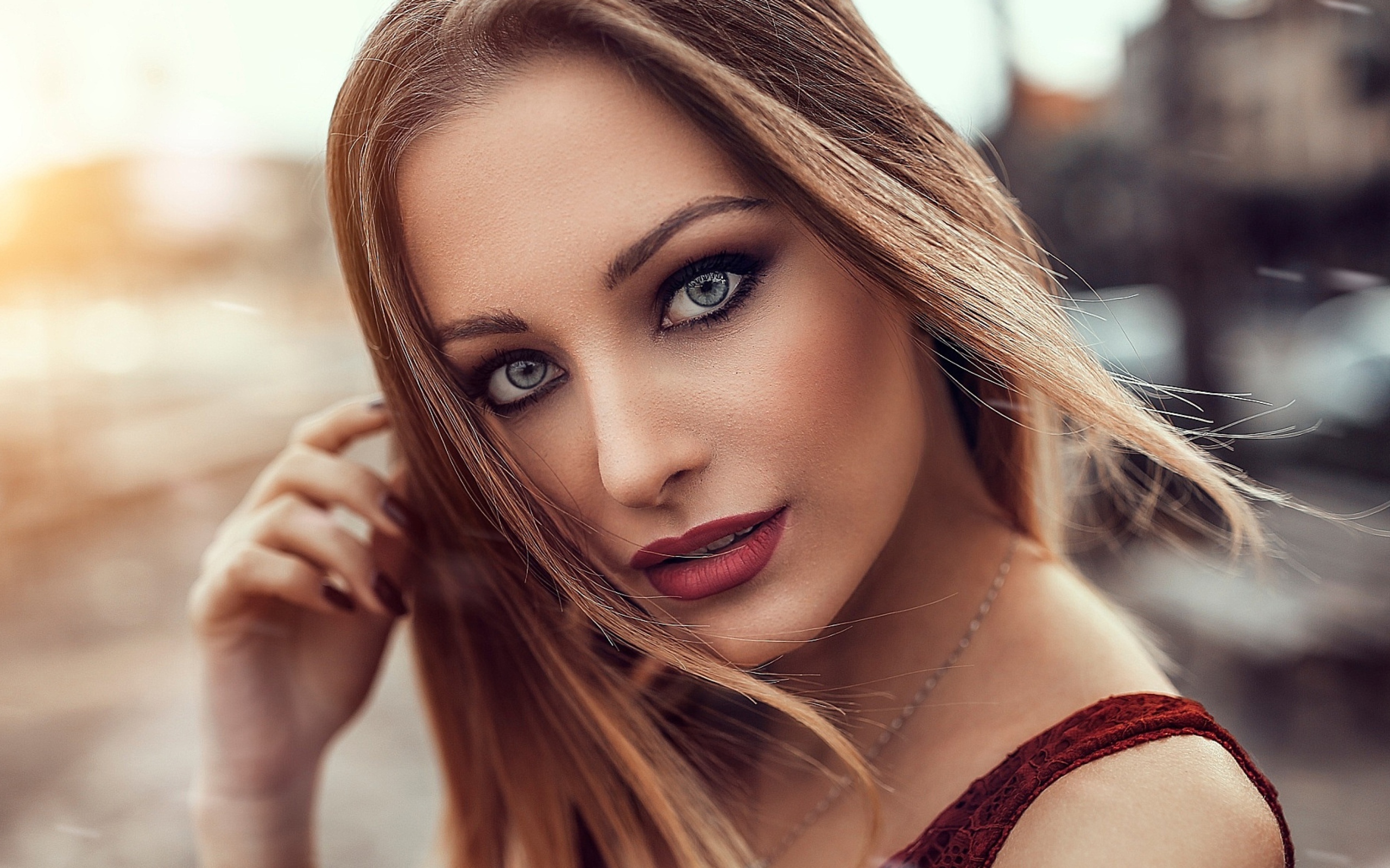 Молодая девушка с красивыми выразительными глазами 