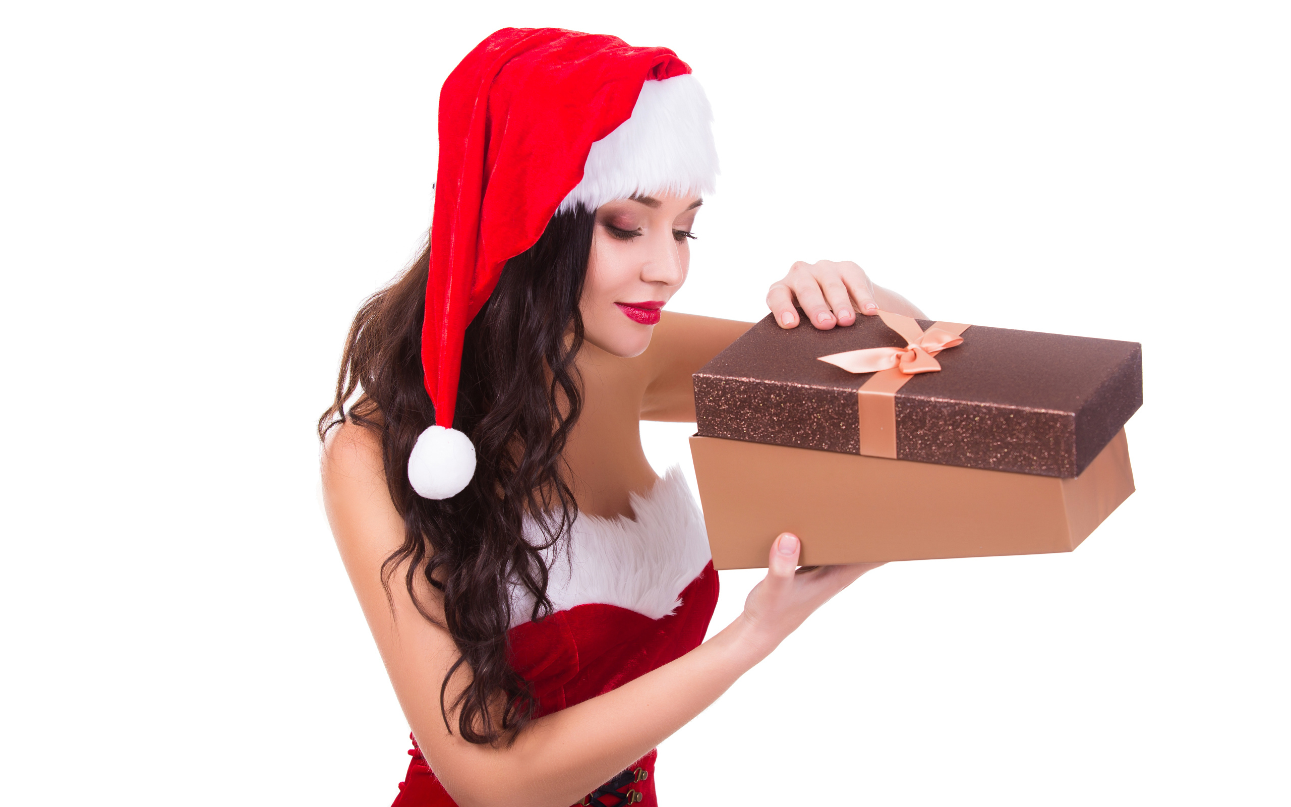 Красивая девушка в новогоднем костюме с подарком