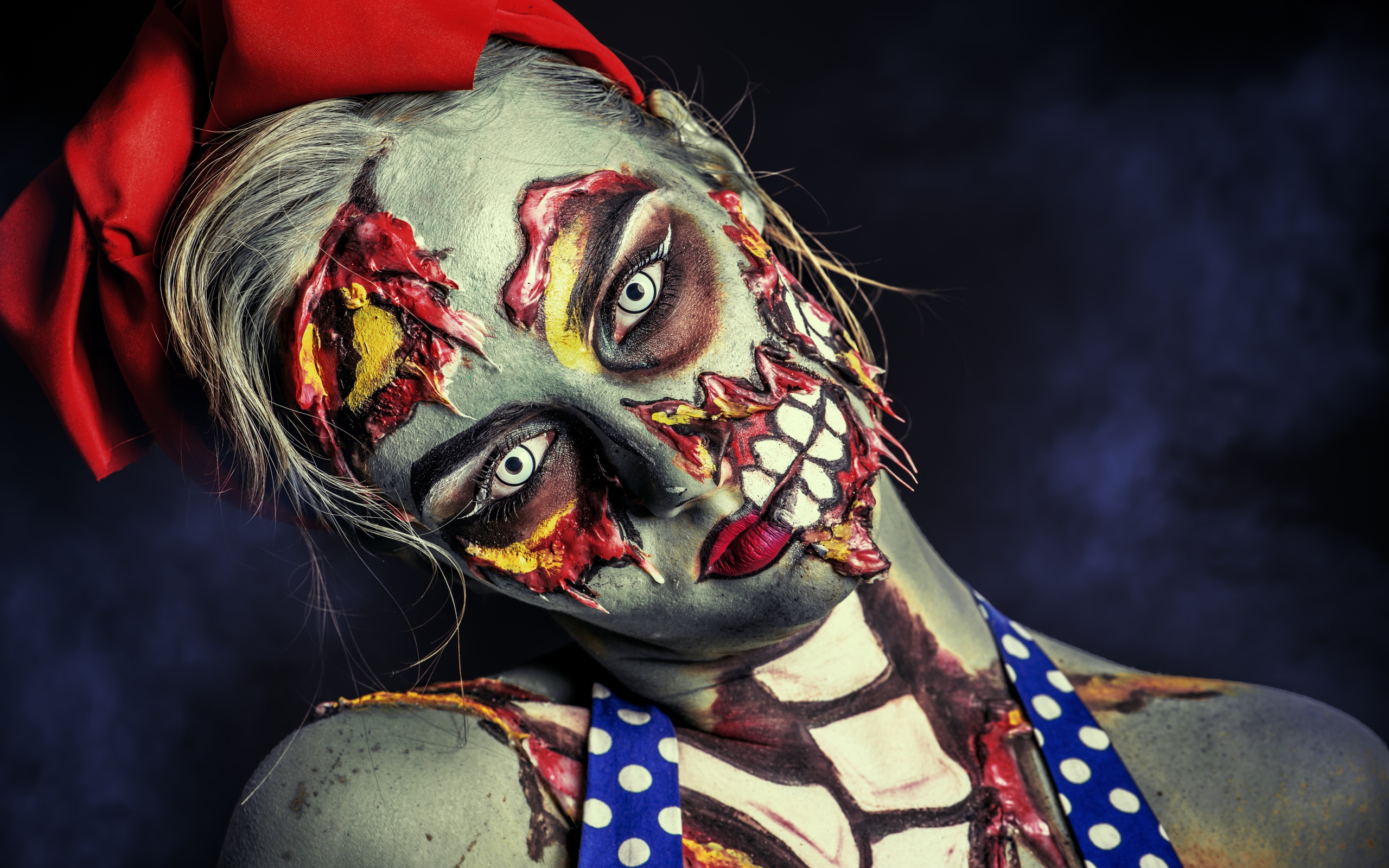 Молодая девушка с гримом зомби на Хэллоуин