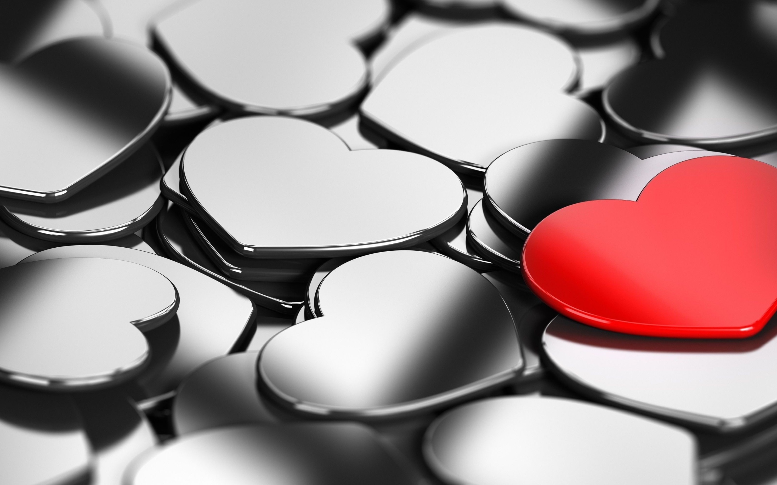 Красное сердечком среди холодных серых