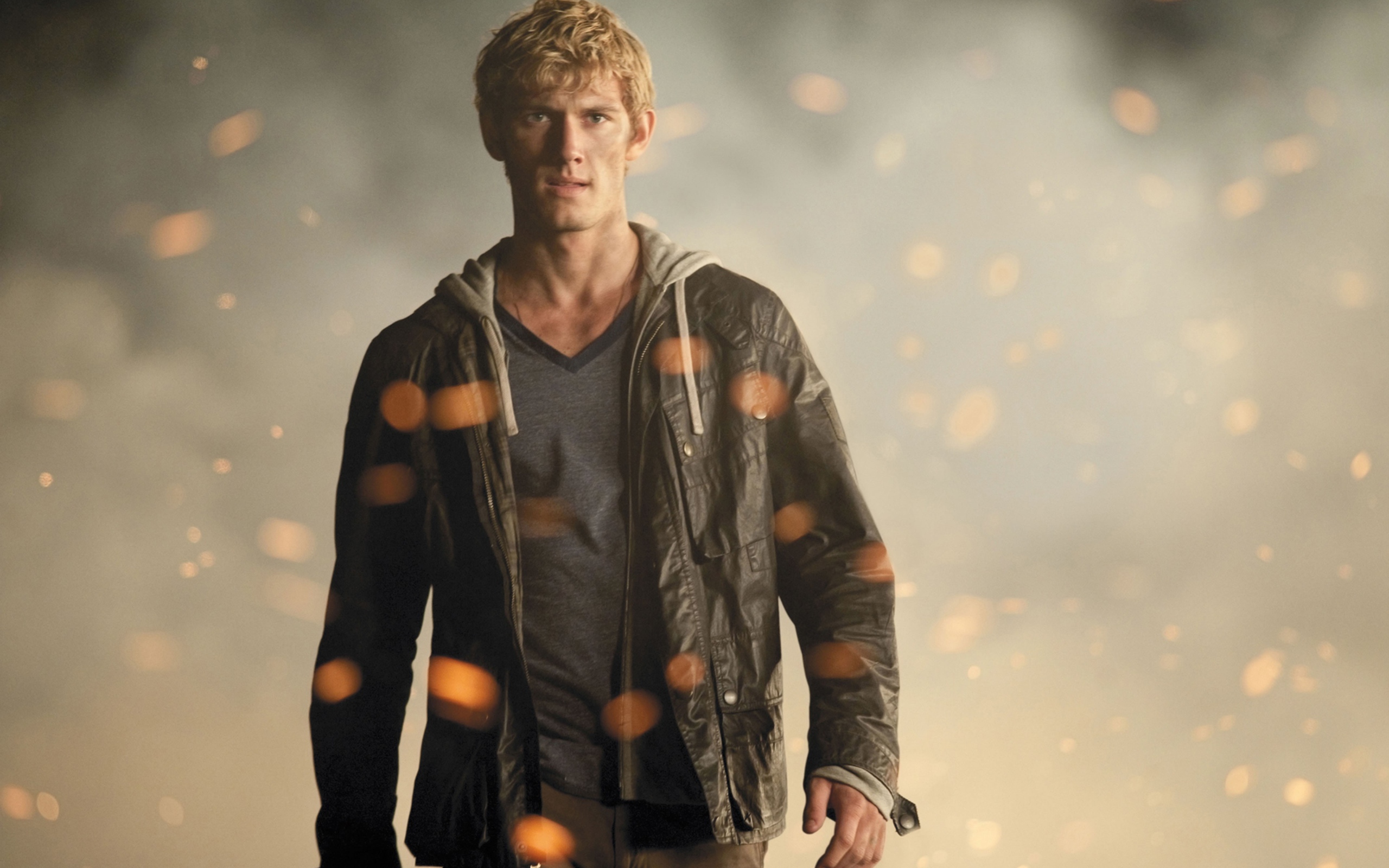 Популярный молодой актер Алекс Петтифер