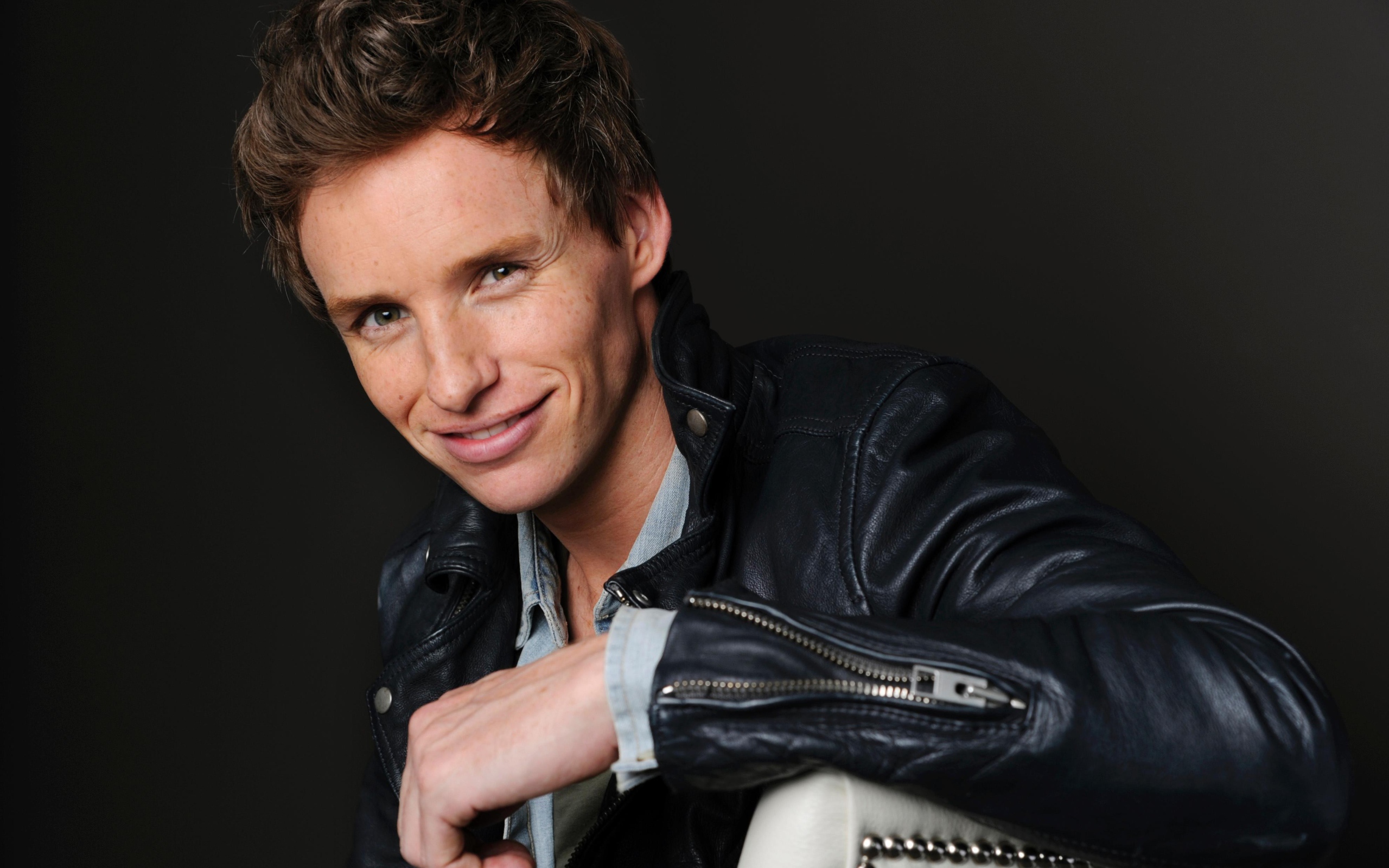 Молодой актер Эдди Редмэйн в черной кожаной куртке