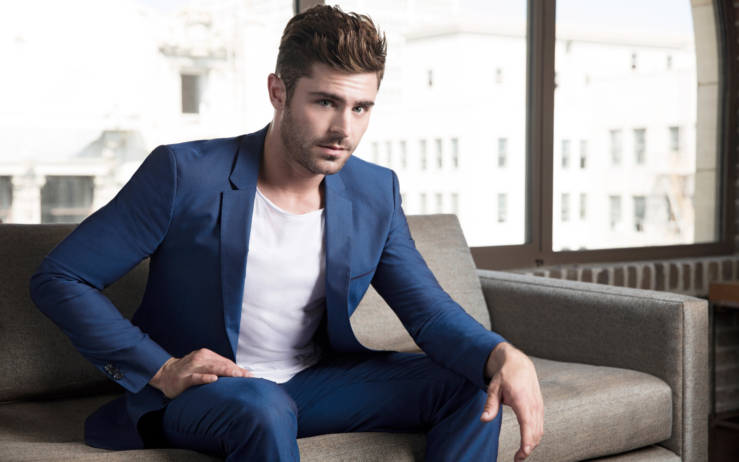 Молодой актер Зак Эфрон в костюме 