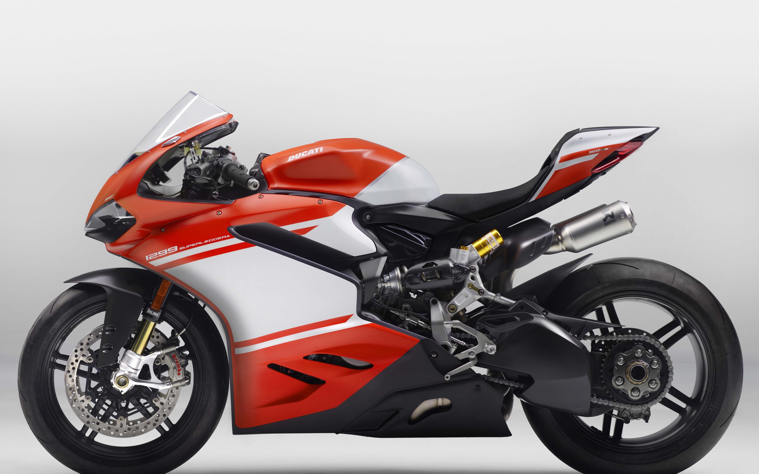 Мотоцикл  Ducati 1299 Superleggera на сером фоне 