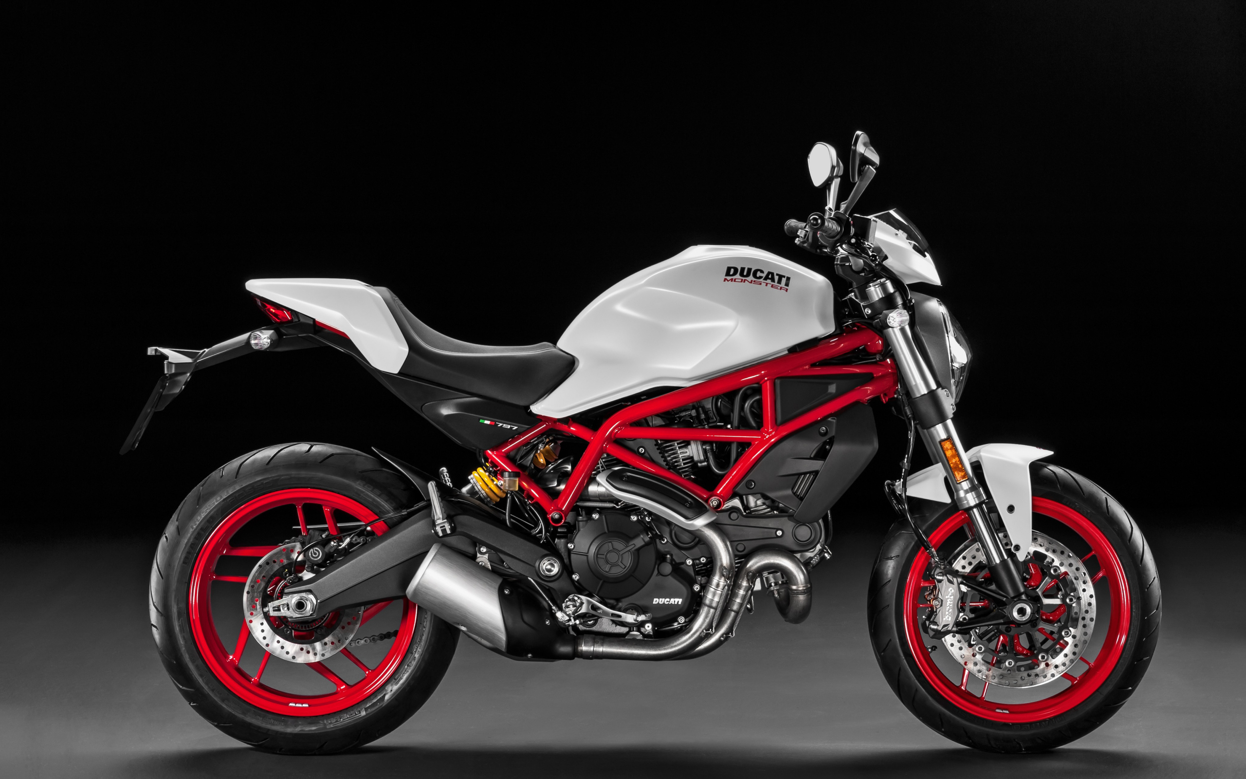 Мотоцикл Ducati Monster 797 на черном фоне
