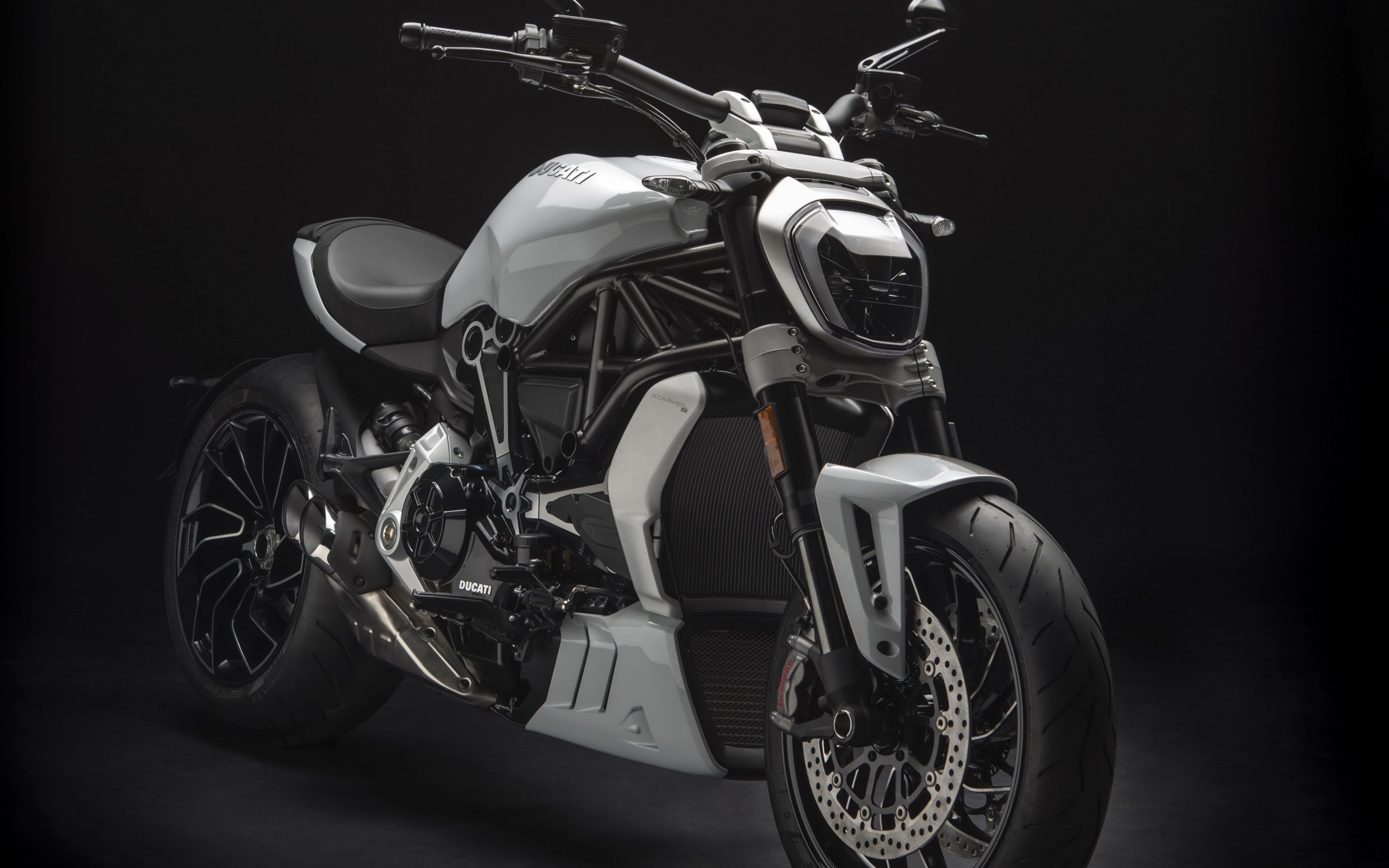 Мотоцикл Ducati XDiavel S, 2018 на черном фоне