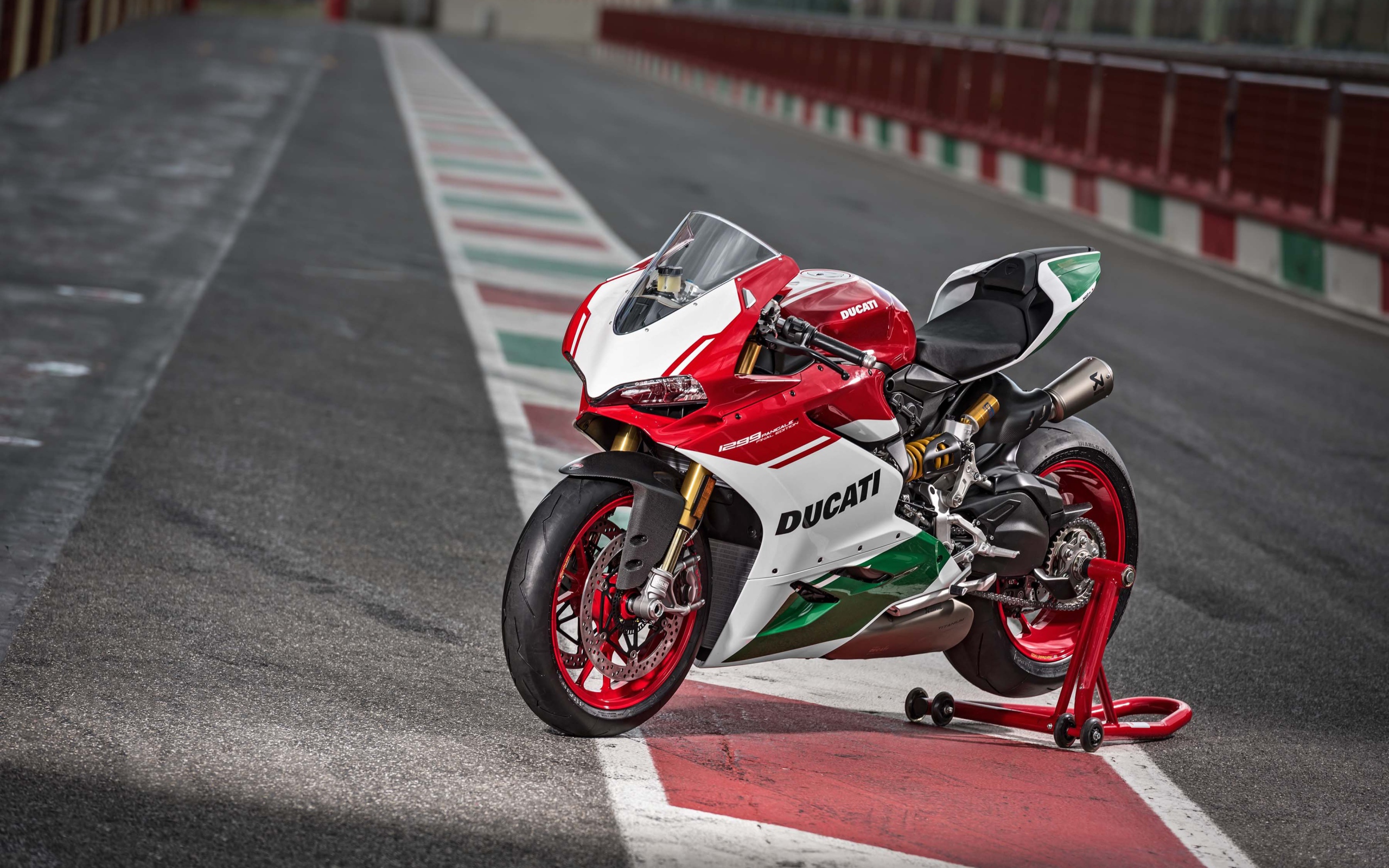 Красный мотоцикл Ducati 1299 Panigale R, 2017