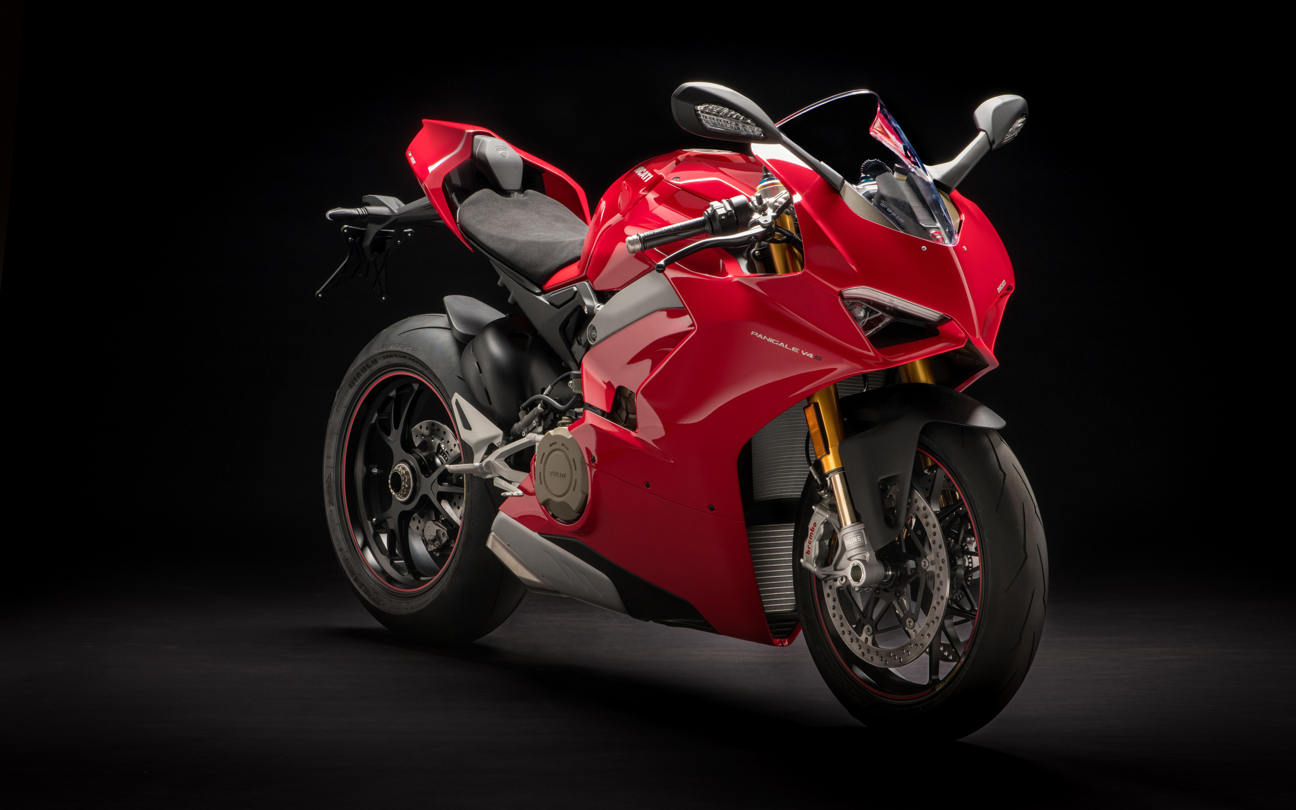 Красный мотоцикл Ducati Panigale V4 S, 2018 вид спереди