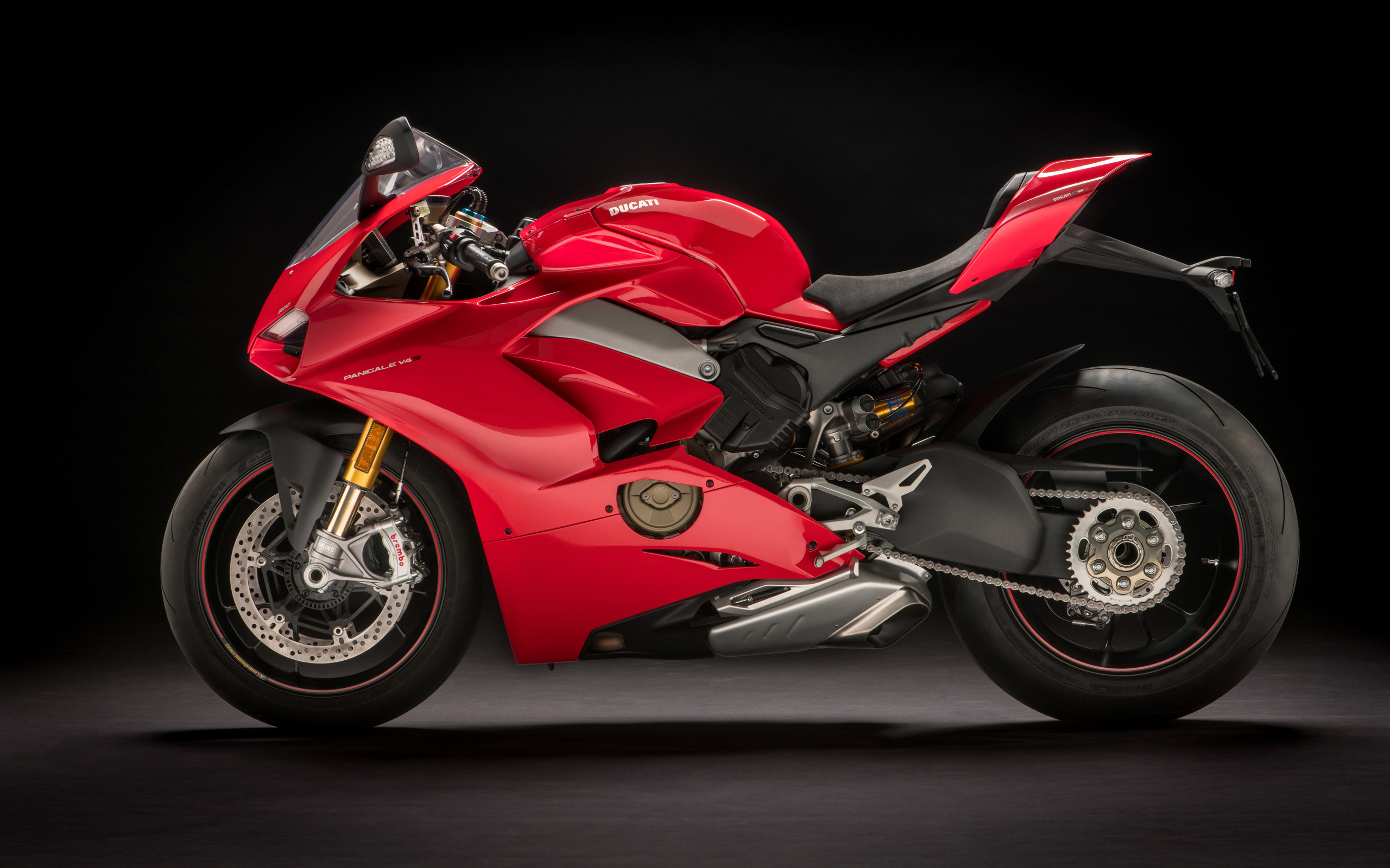 Красный мотоцикл Ducati Panigale V4 S, 2018 вид сбоку