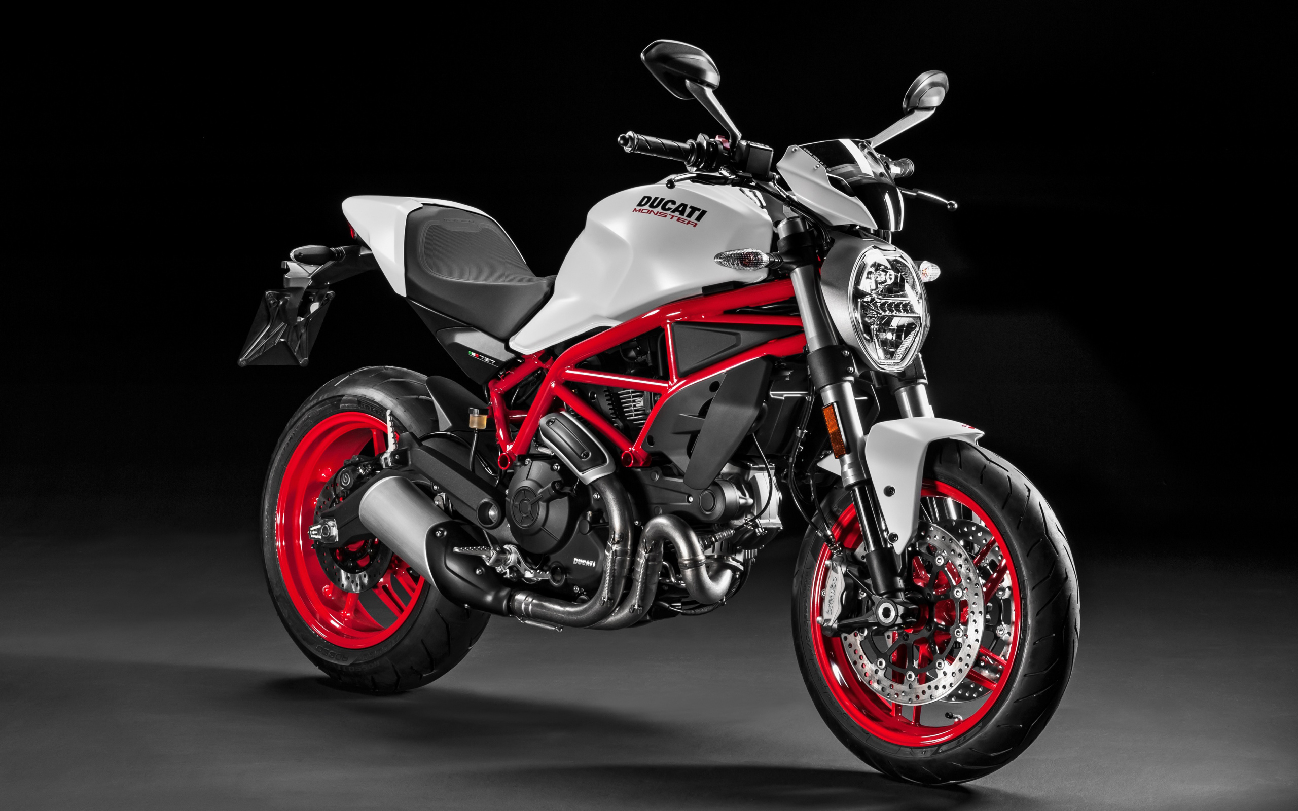 Стильный гоночный мотоцикл Ducati Monster 797 Plus, 2017