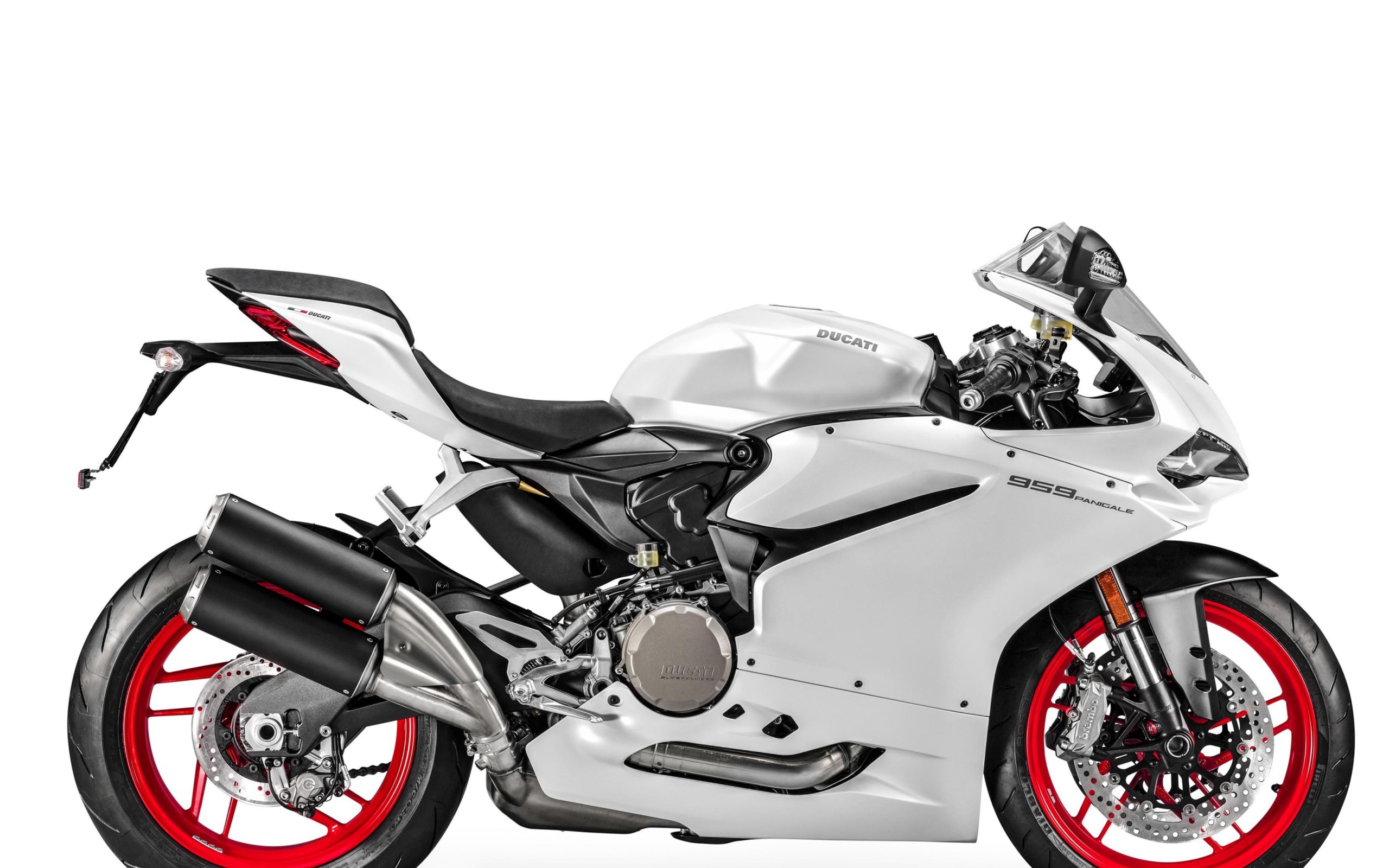 Супербайк Ducati 959 Panigale на белом фоне