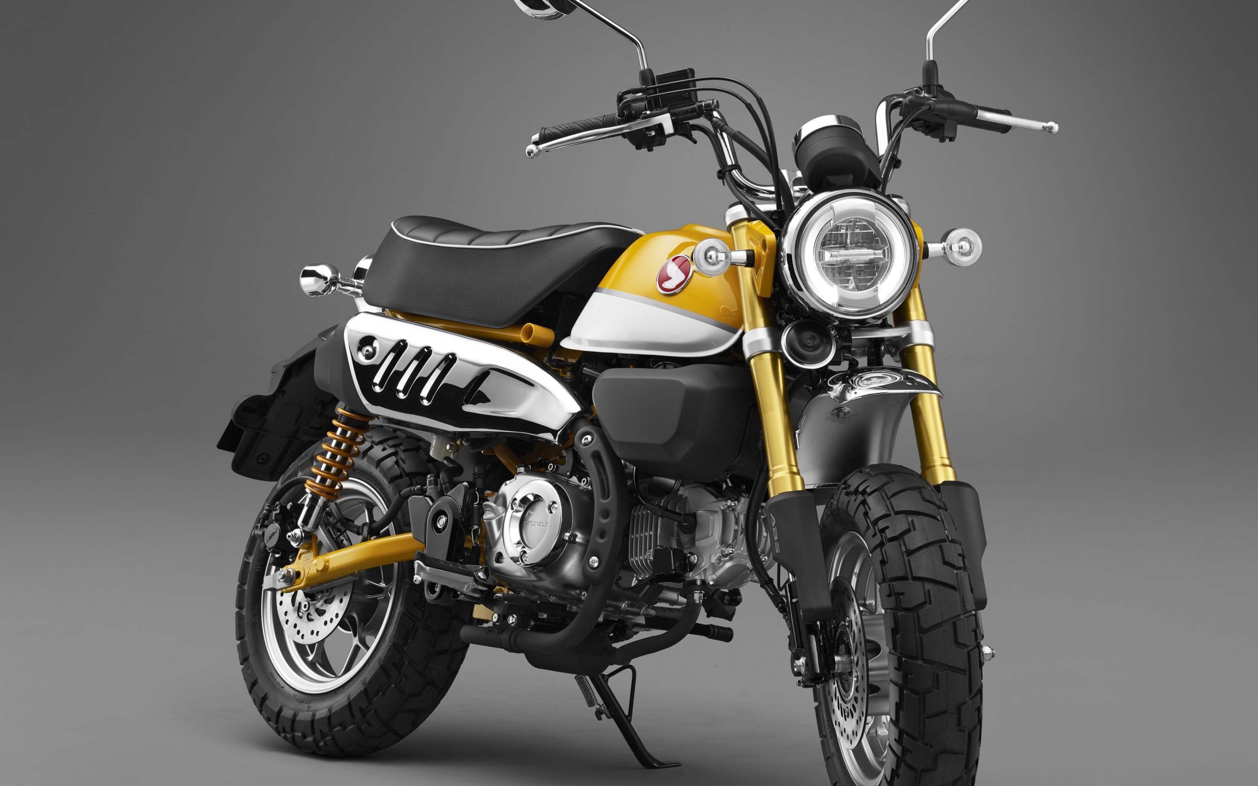 Мотоцикл Honda Monkey 125, 2017 на сером фоне