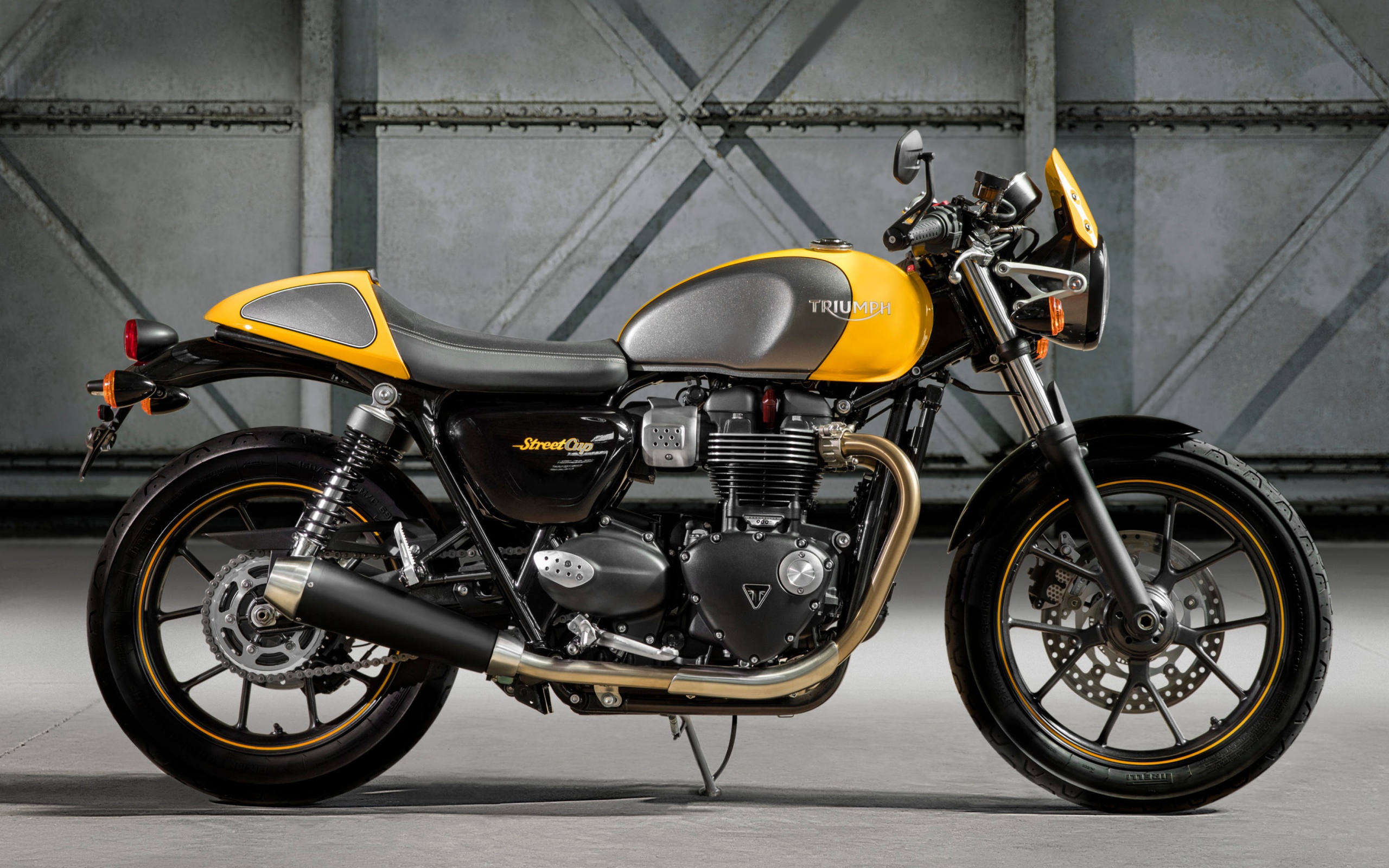 Мотоцикл Triumph Street Cup вид сбоку