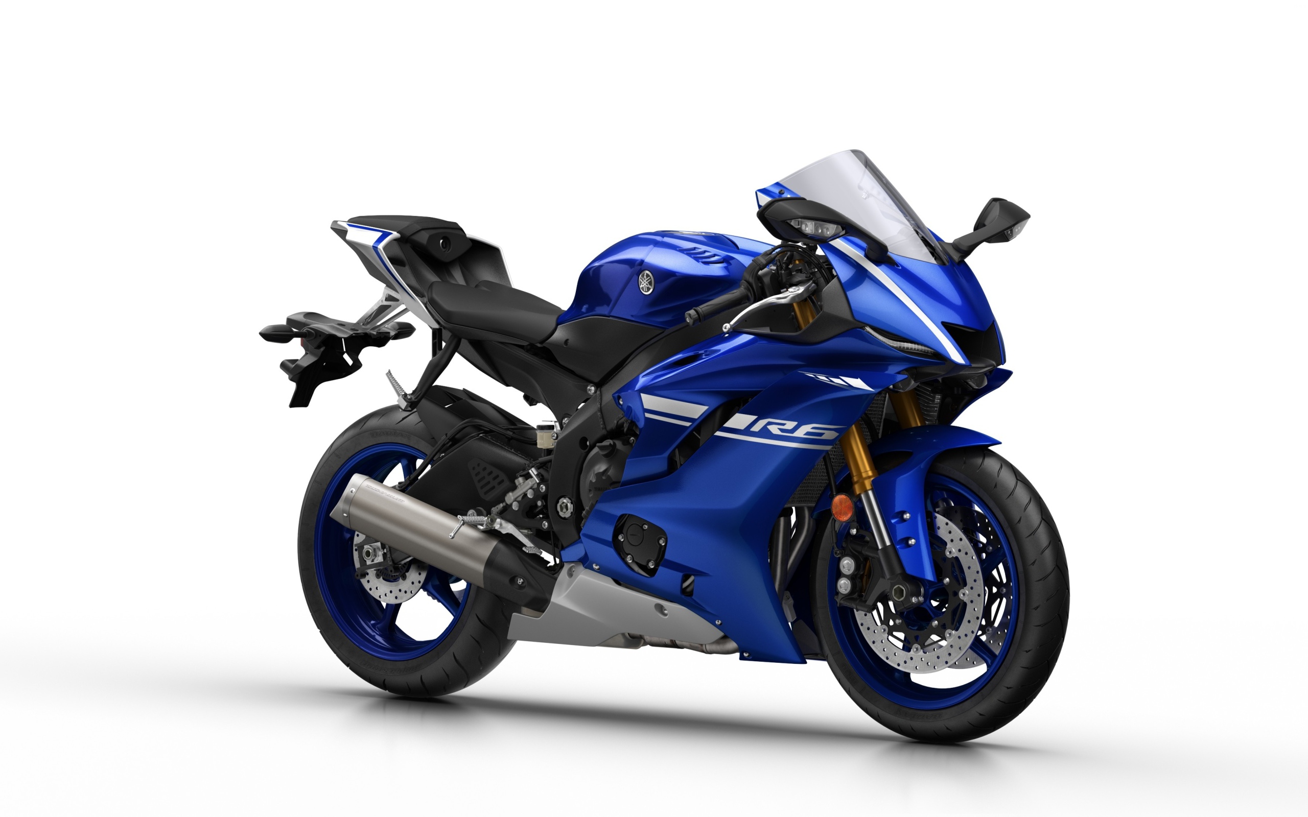 Синий мотоцикл Yamaha YZF-R6, 2017 на белом фоне