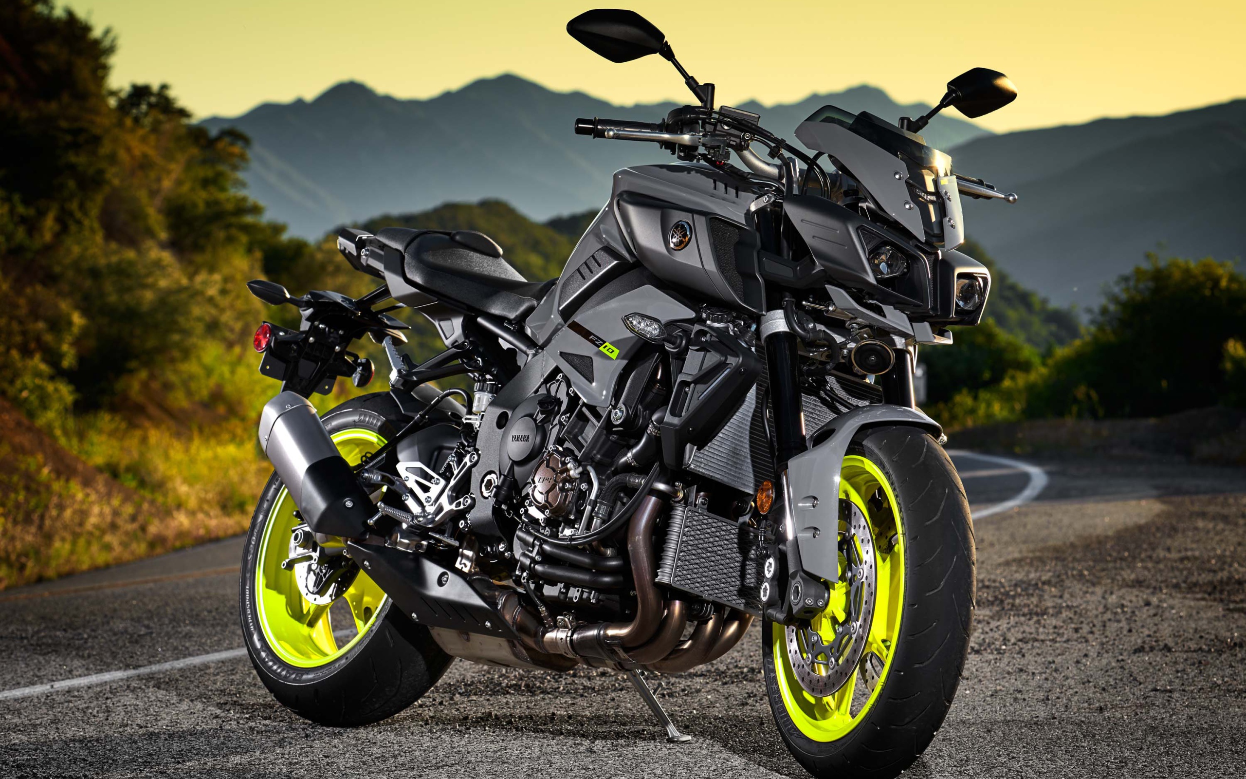 Спортивный мотоцикл  Yamaha FZ-10 на трассе 
