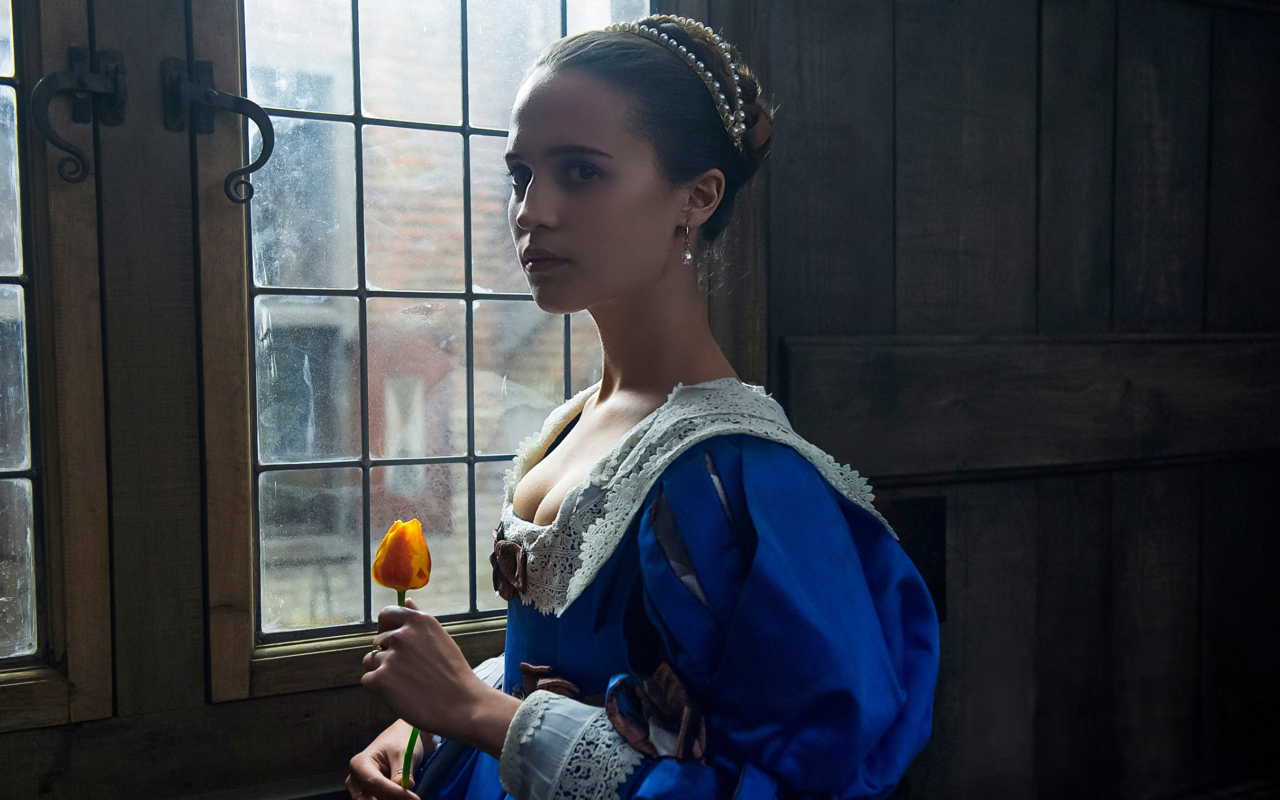 Актриса Алисия Викандер в фильме Тюльпанная лихорадка 2017 