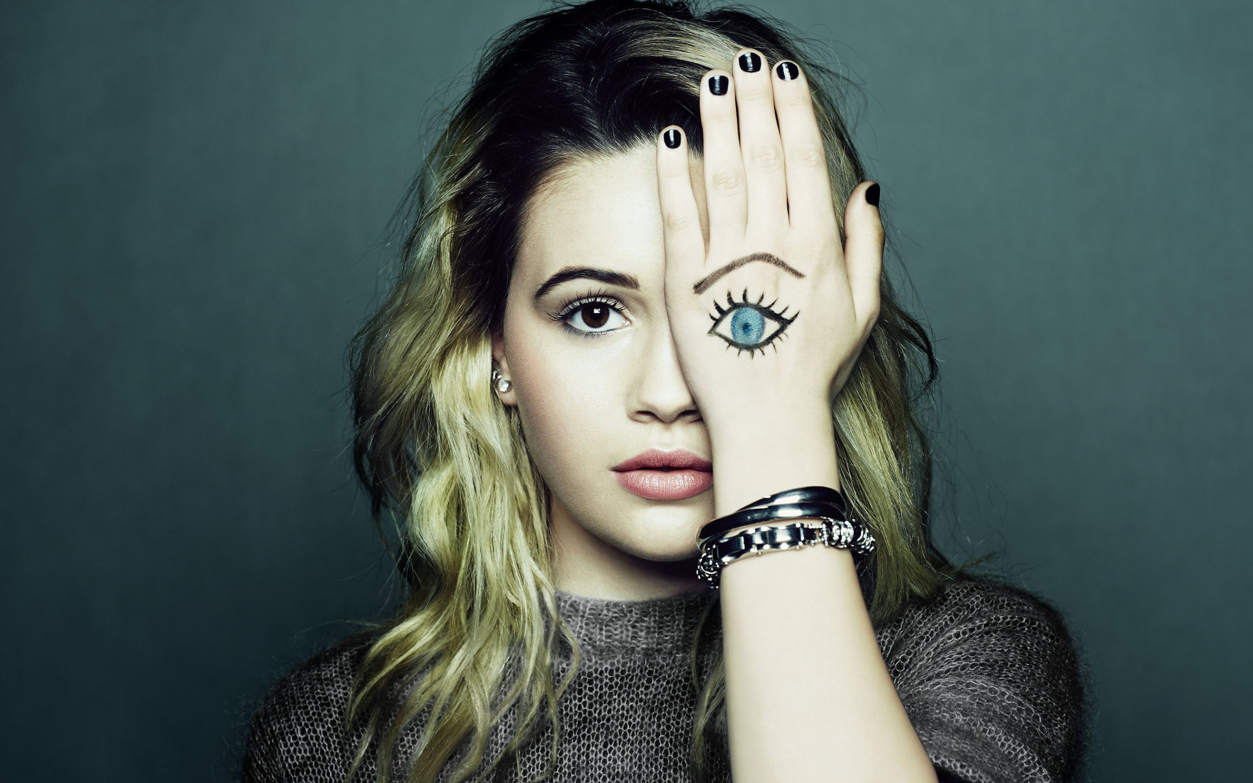 Американская певица Беа Миллер с рисунком на руке