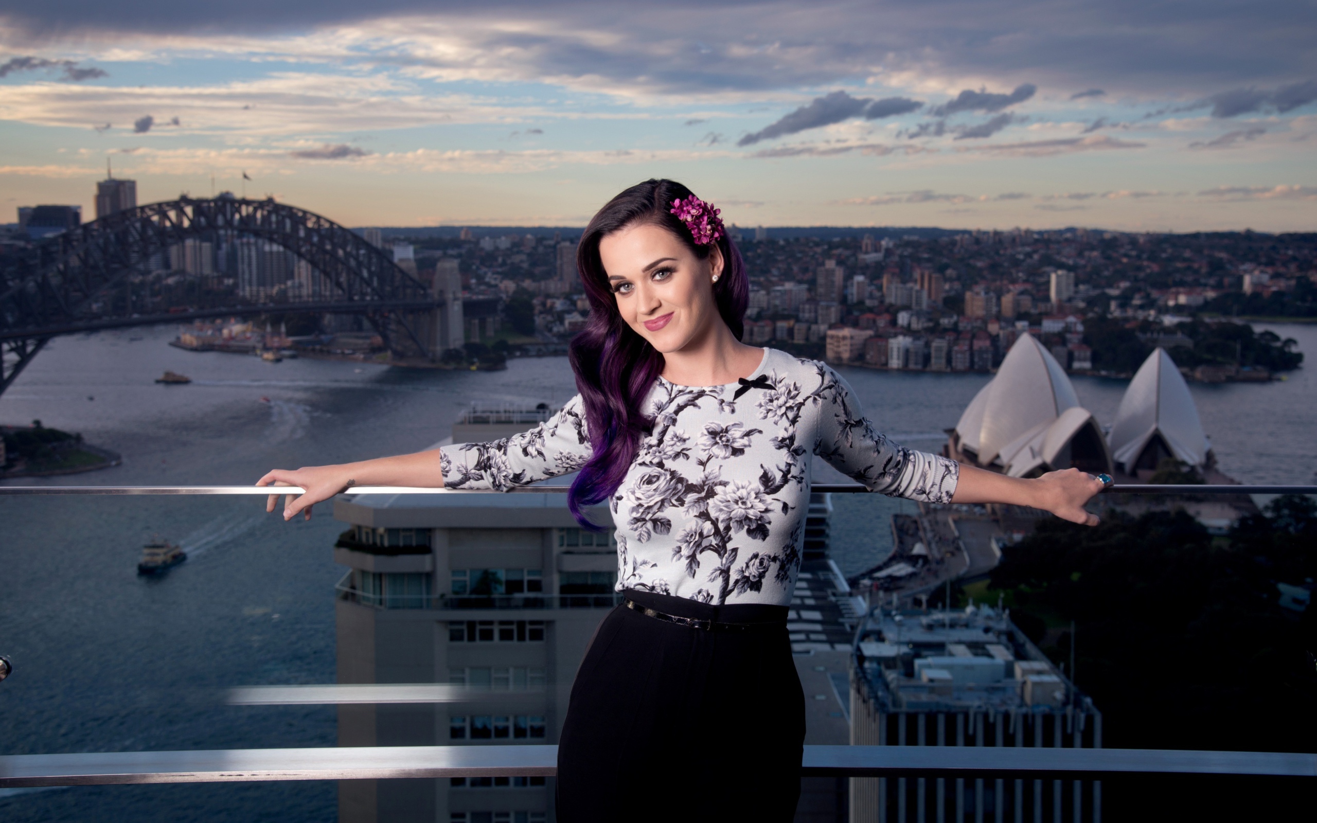 Красива американская певица Кэти Перри на фоне города