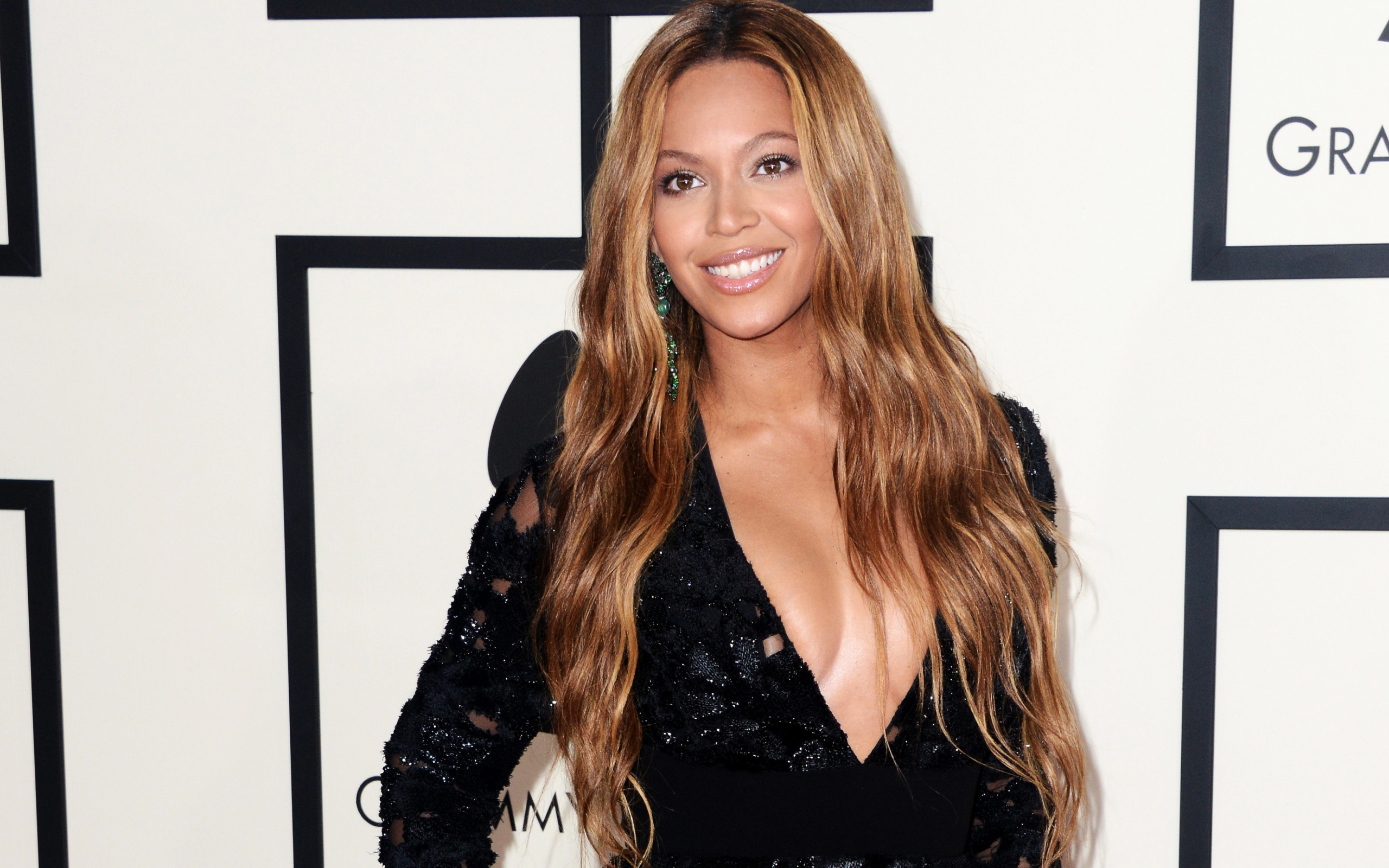 Красивая улыбающаяся певица Бейонсе в черном платье