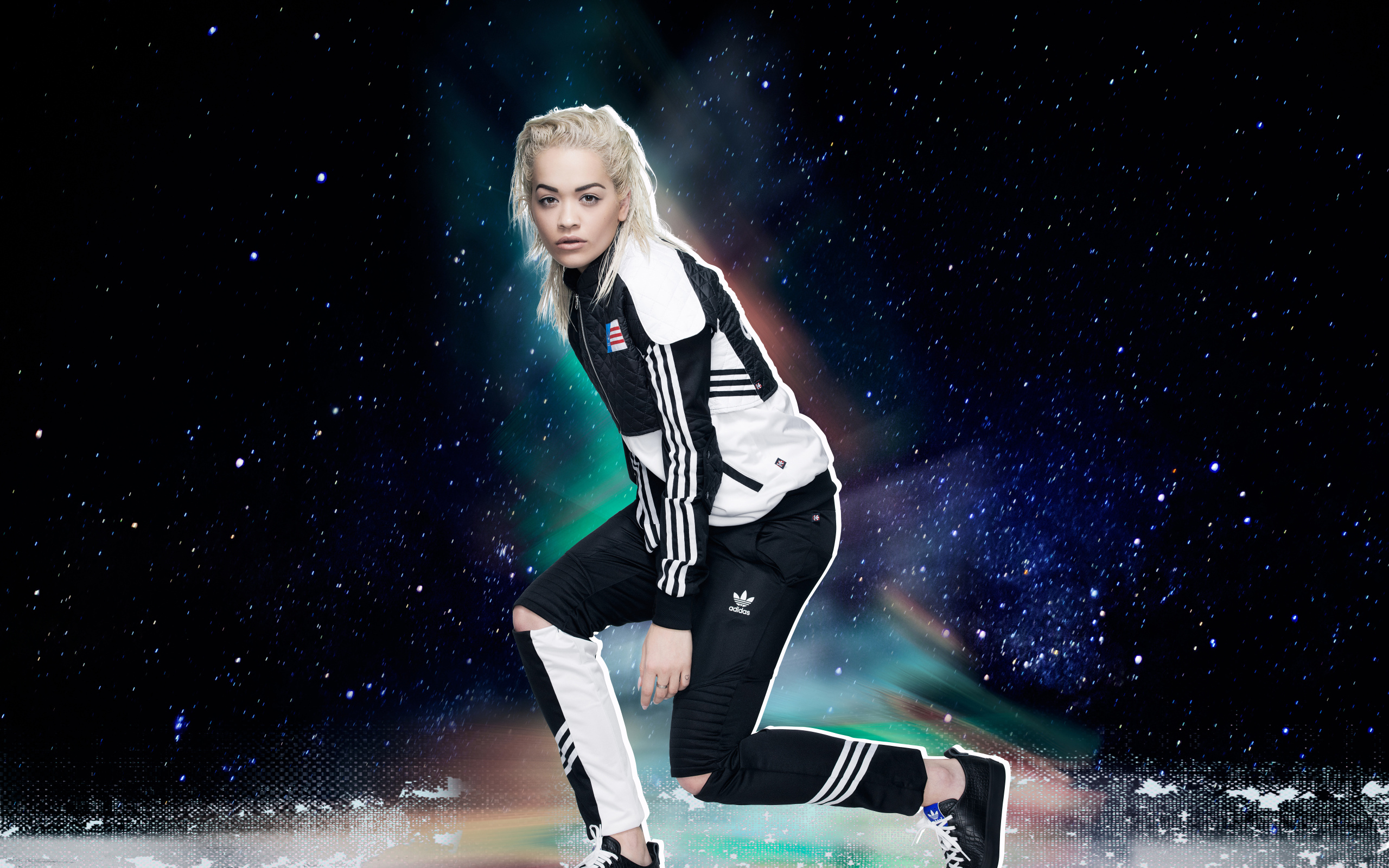 Молодая  блондинка певица Рита Ора в спортивном костюме