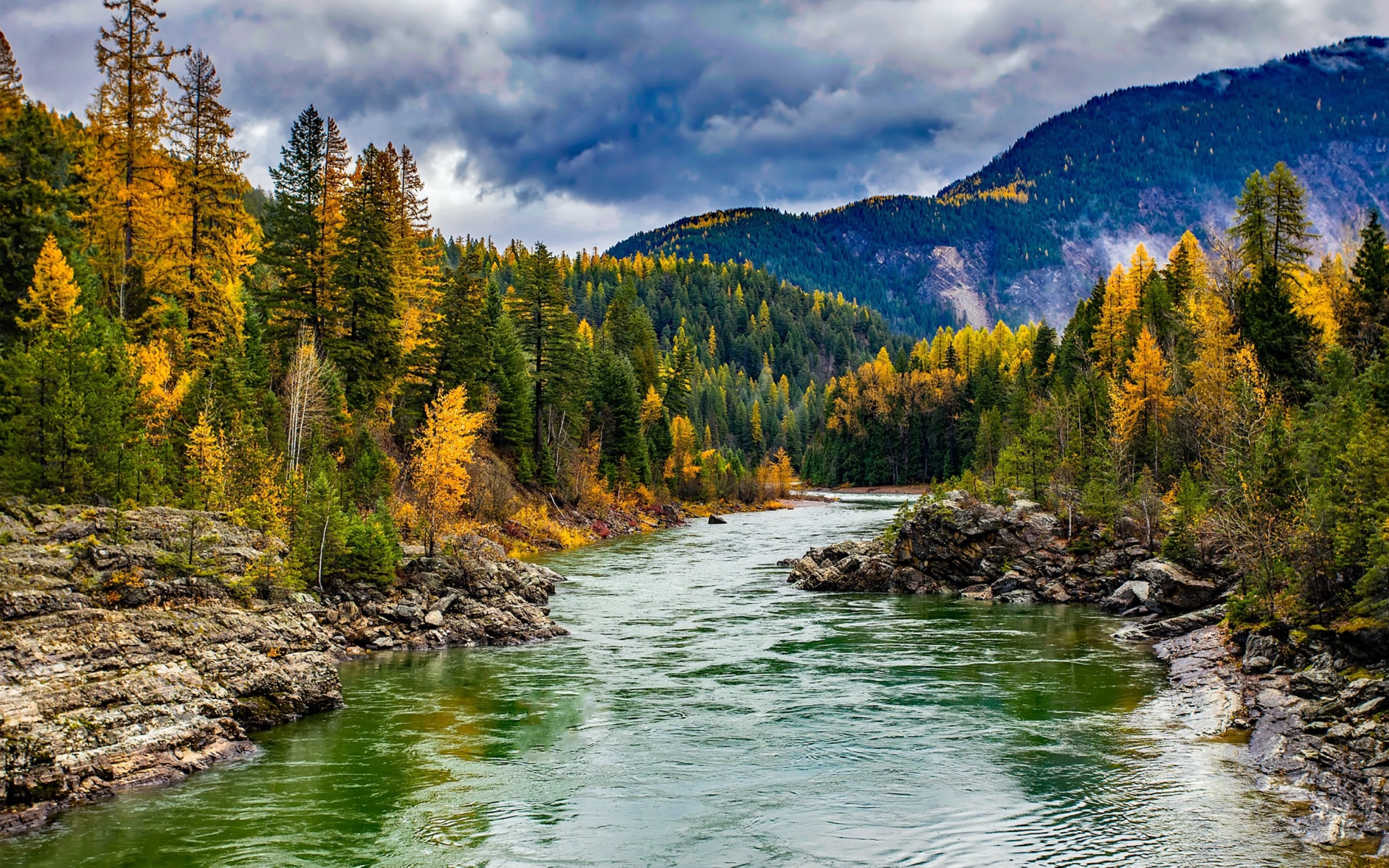 Чистая река в горах 