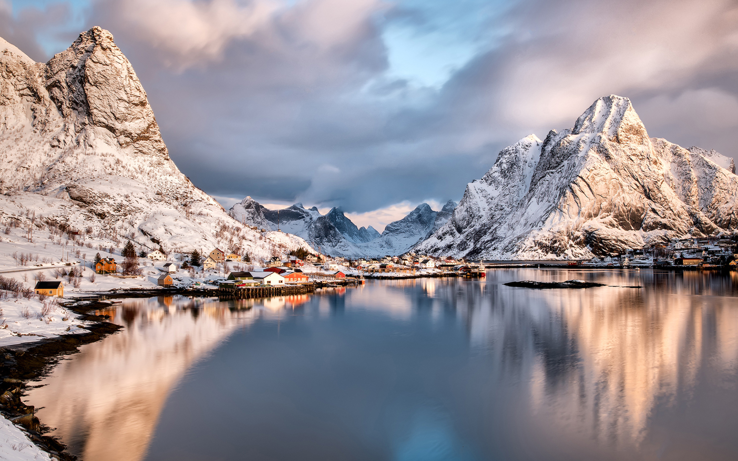 Озеро у заснеженных гор, Лофотенские острова. Норвегия 