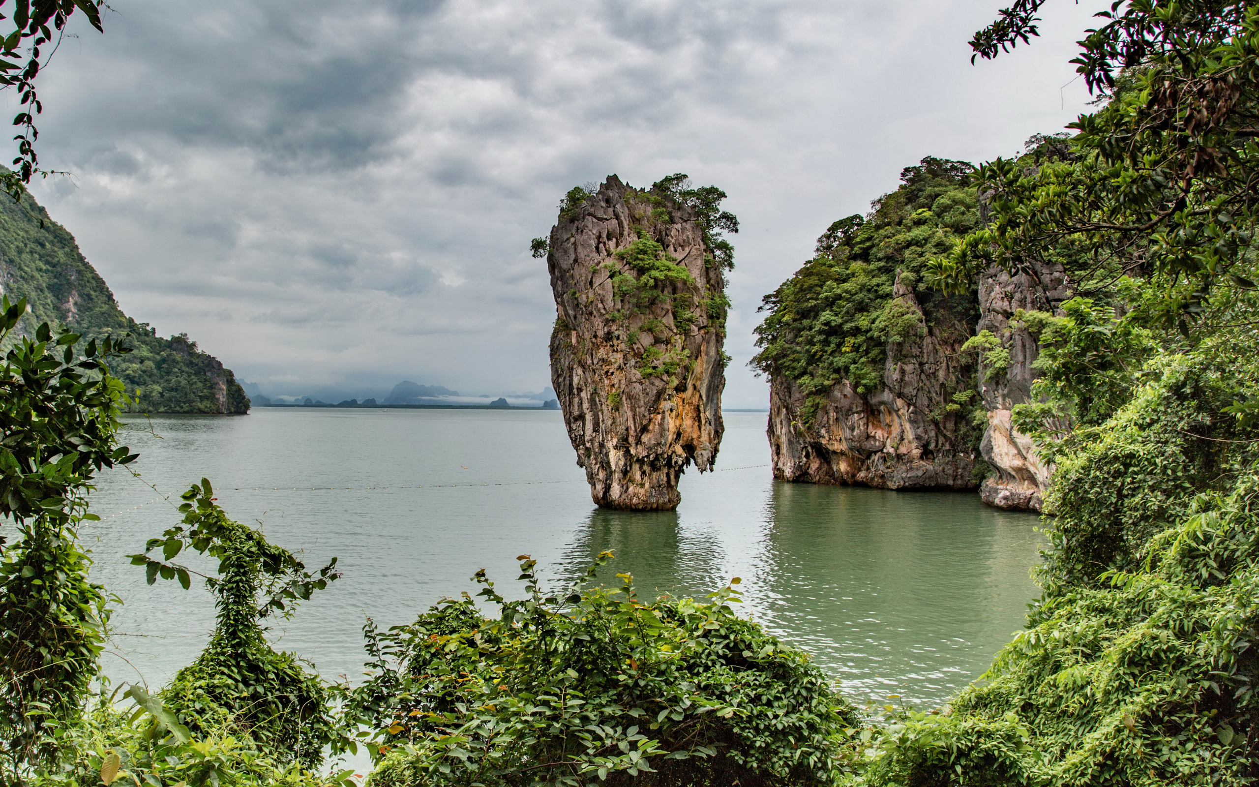 Скала в заливе в тропиках Таиланд