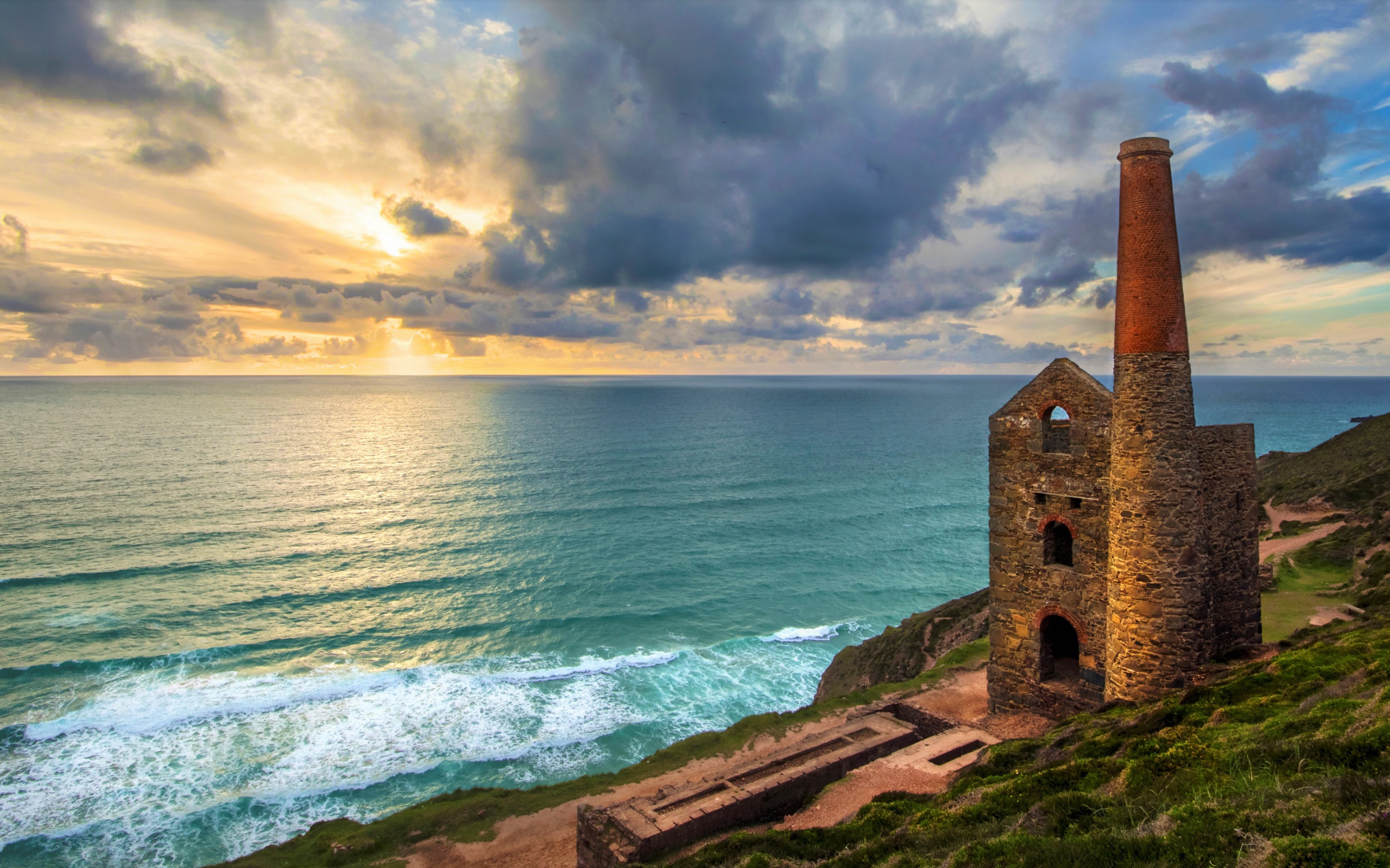 Руины здания на берегу океана под красивым  небом