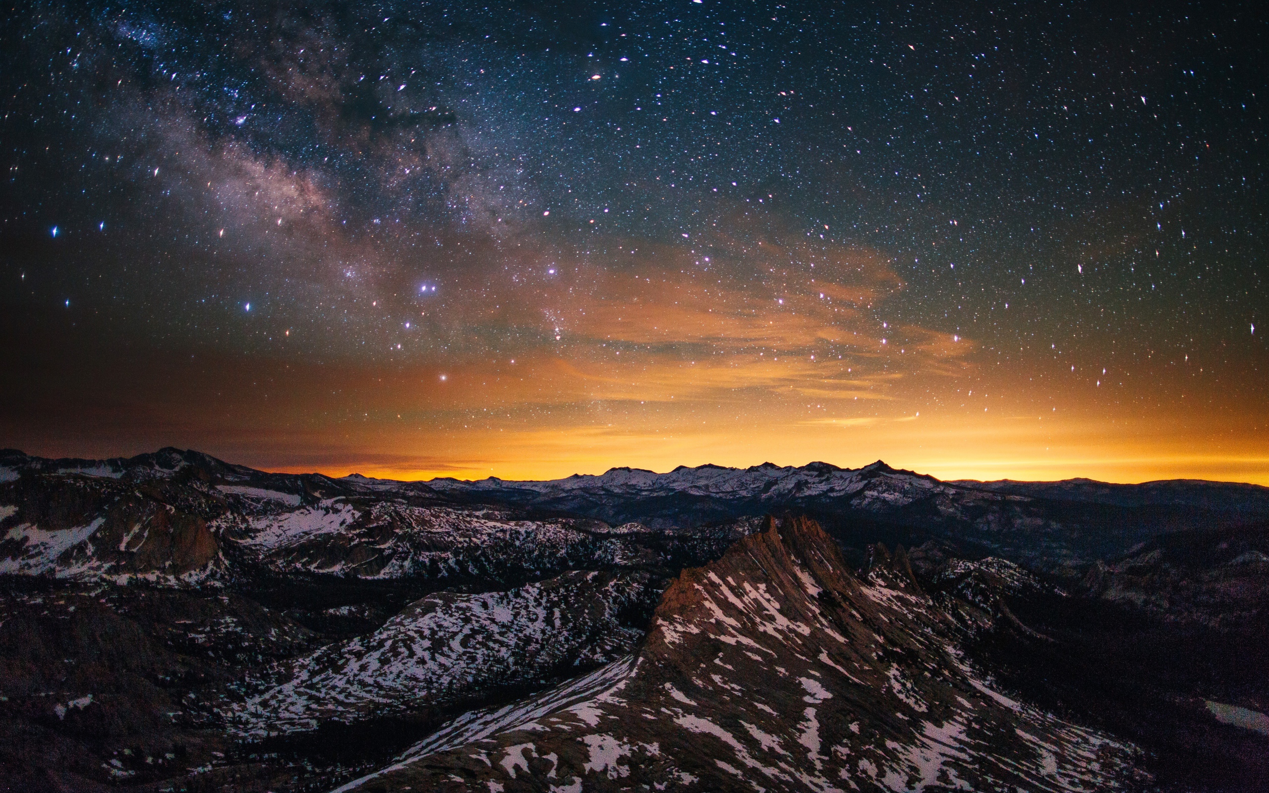 Звезды и млечный путь в небе над вершинами гор