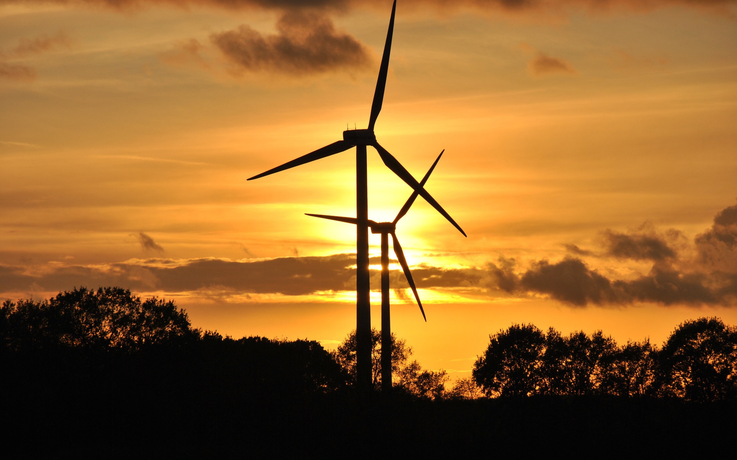Ветротурбины на фоне неба на закате солнца