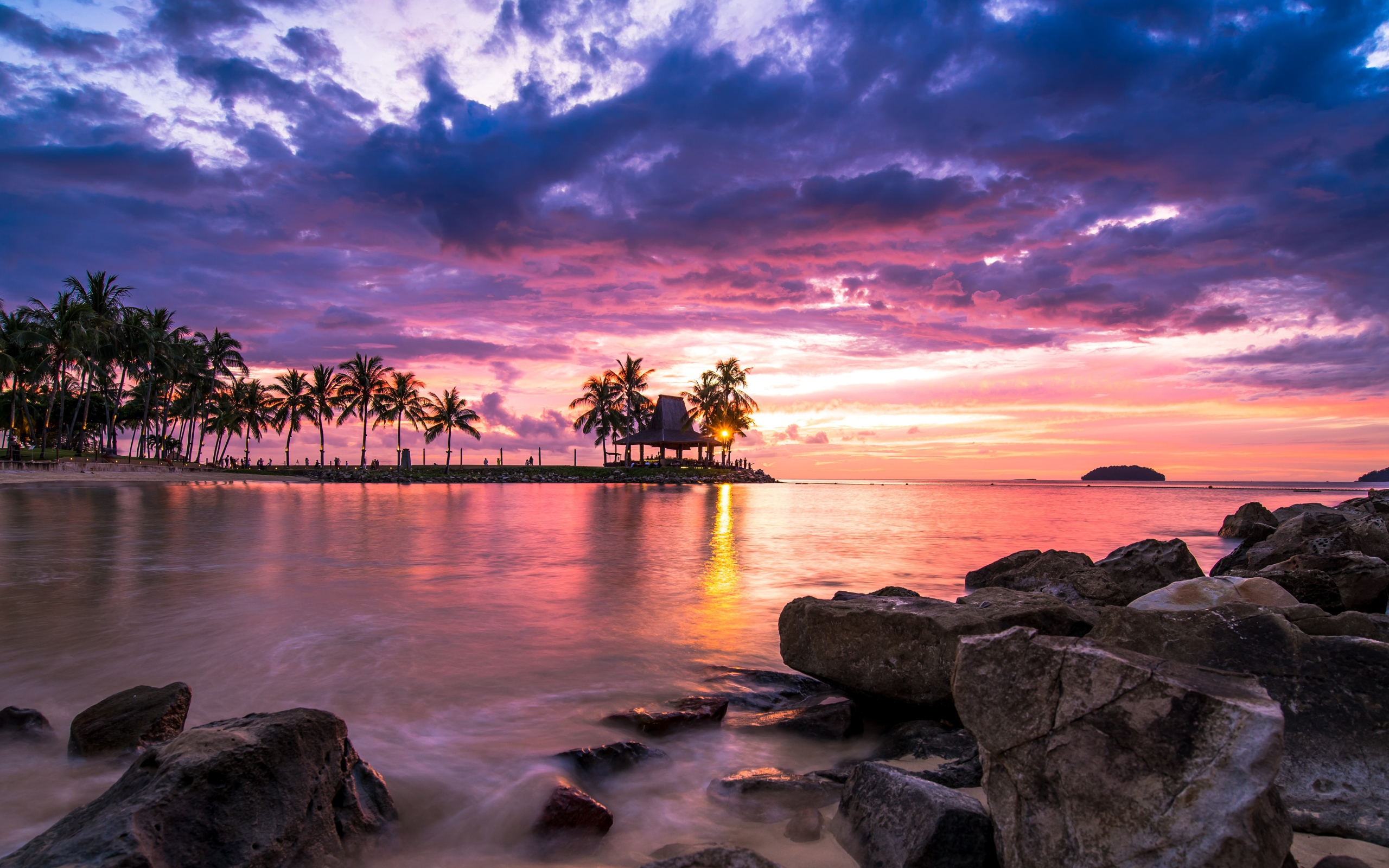 Пляж в камнях под облачным небом  