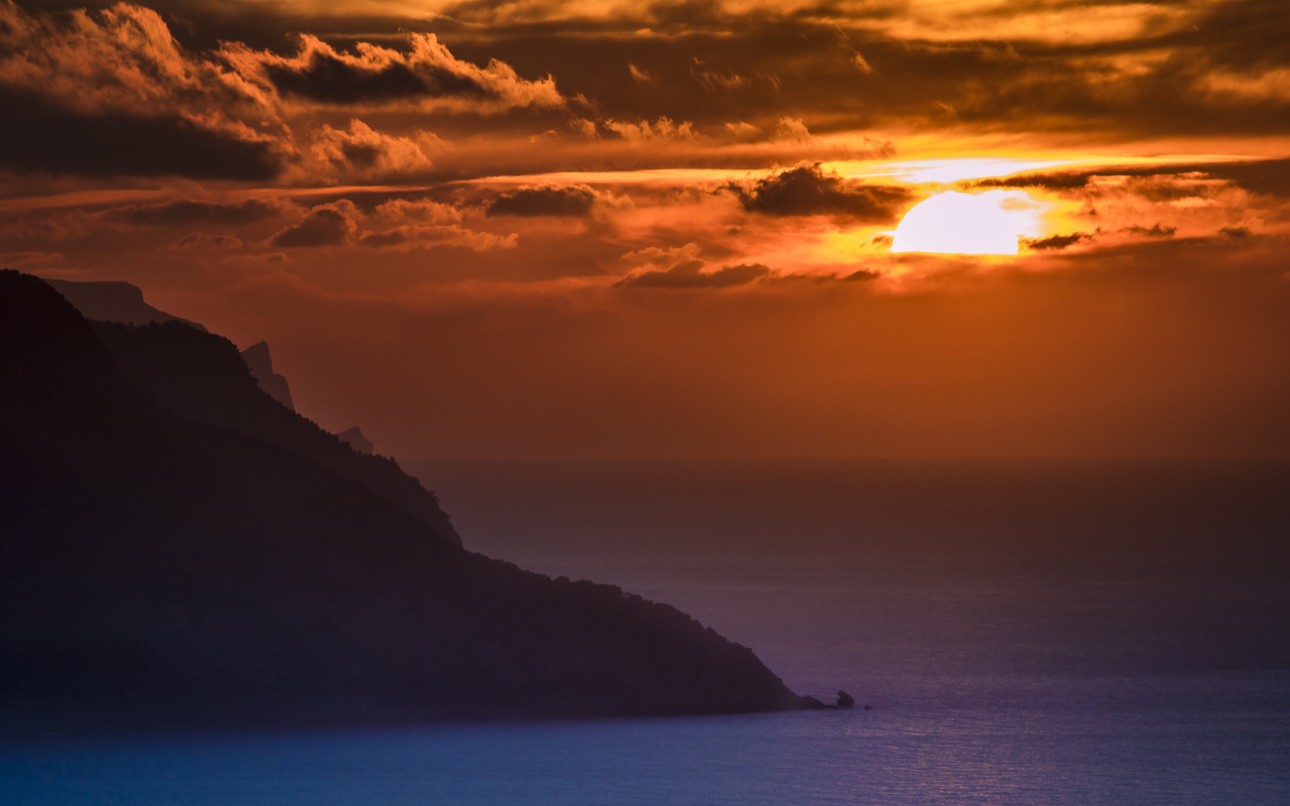 Туманный закат солнца над океанской гладью 