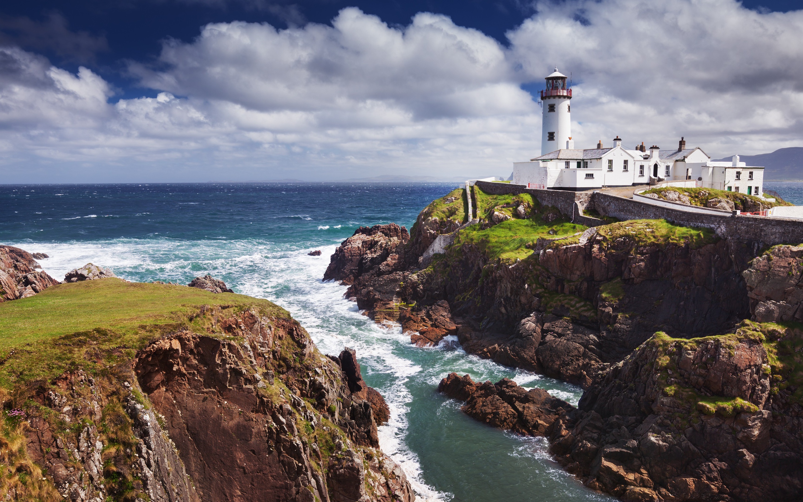 Маяк на скалистом побережье  