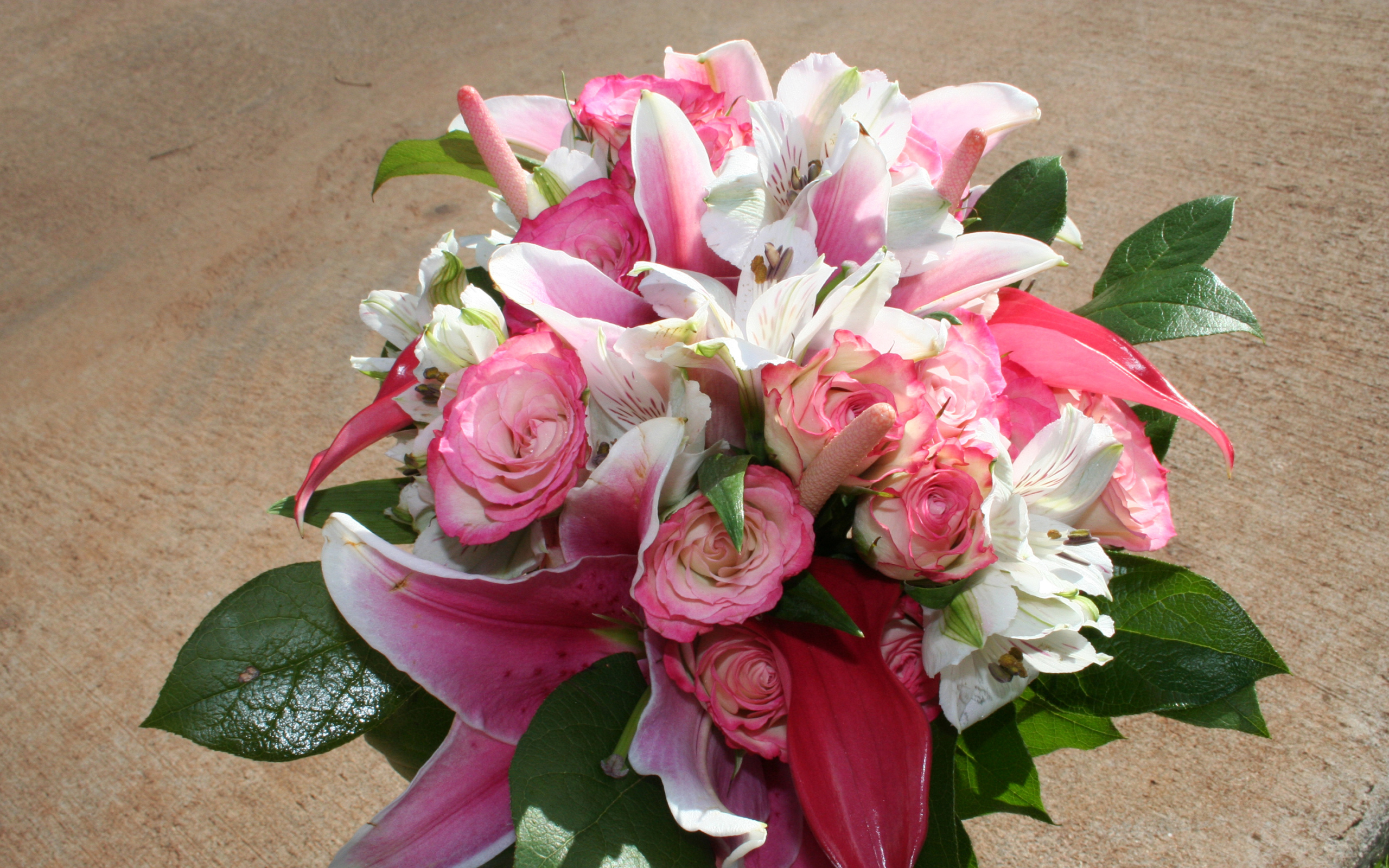 Красивый букет с цветами альстрёмерия, розы и лилии