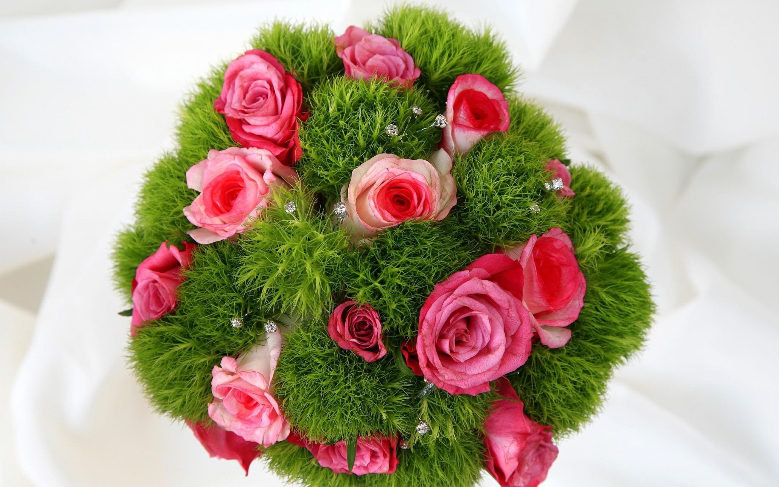 Букет красивых розовых роз с зеленью