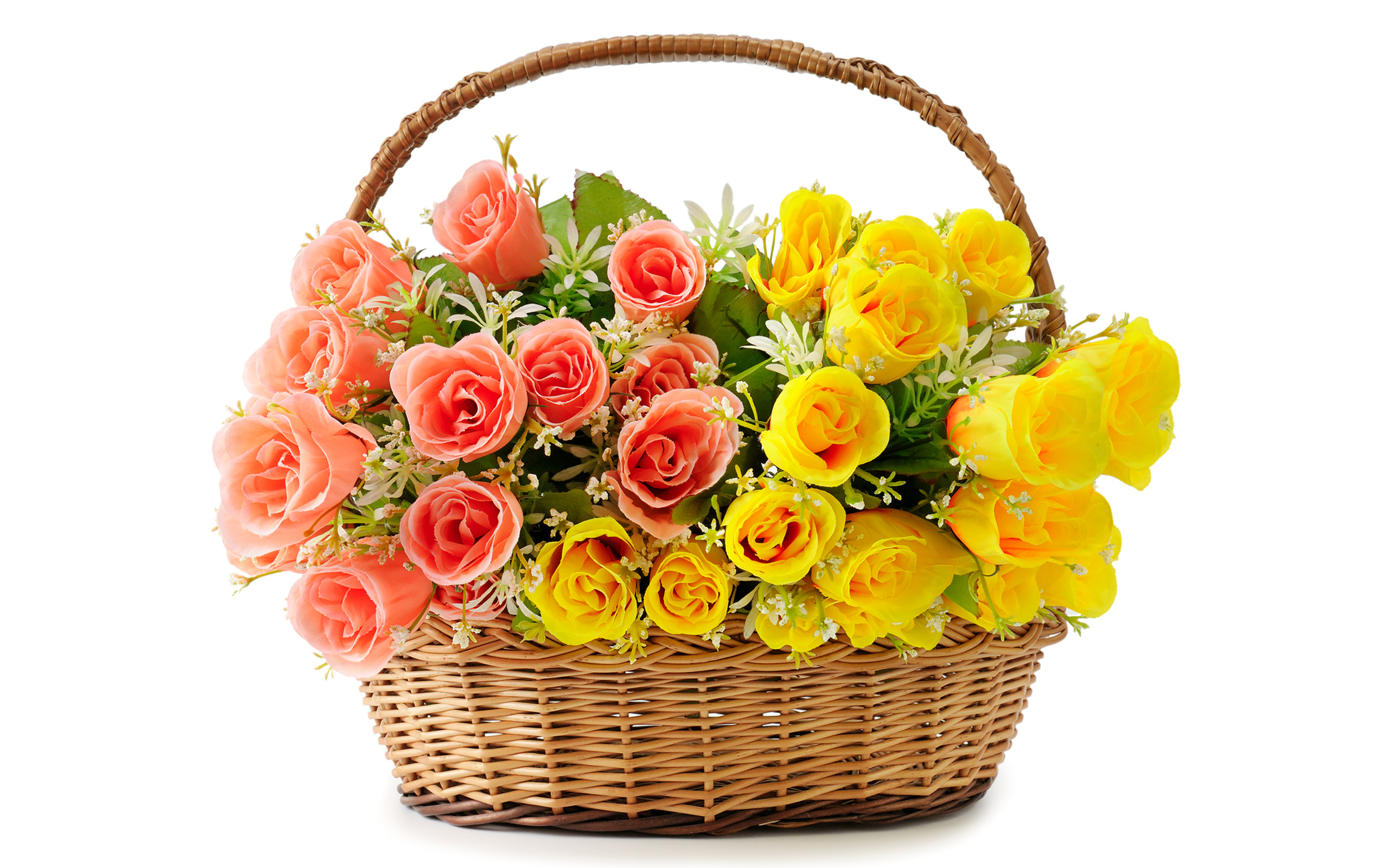 Букет розовых и желтых роз в корзине на белом фоне