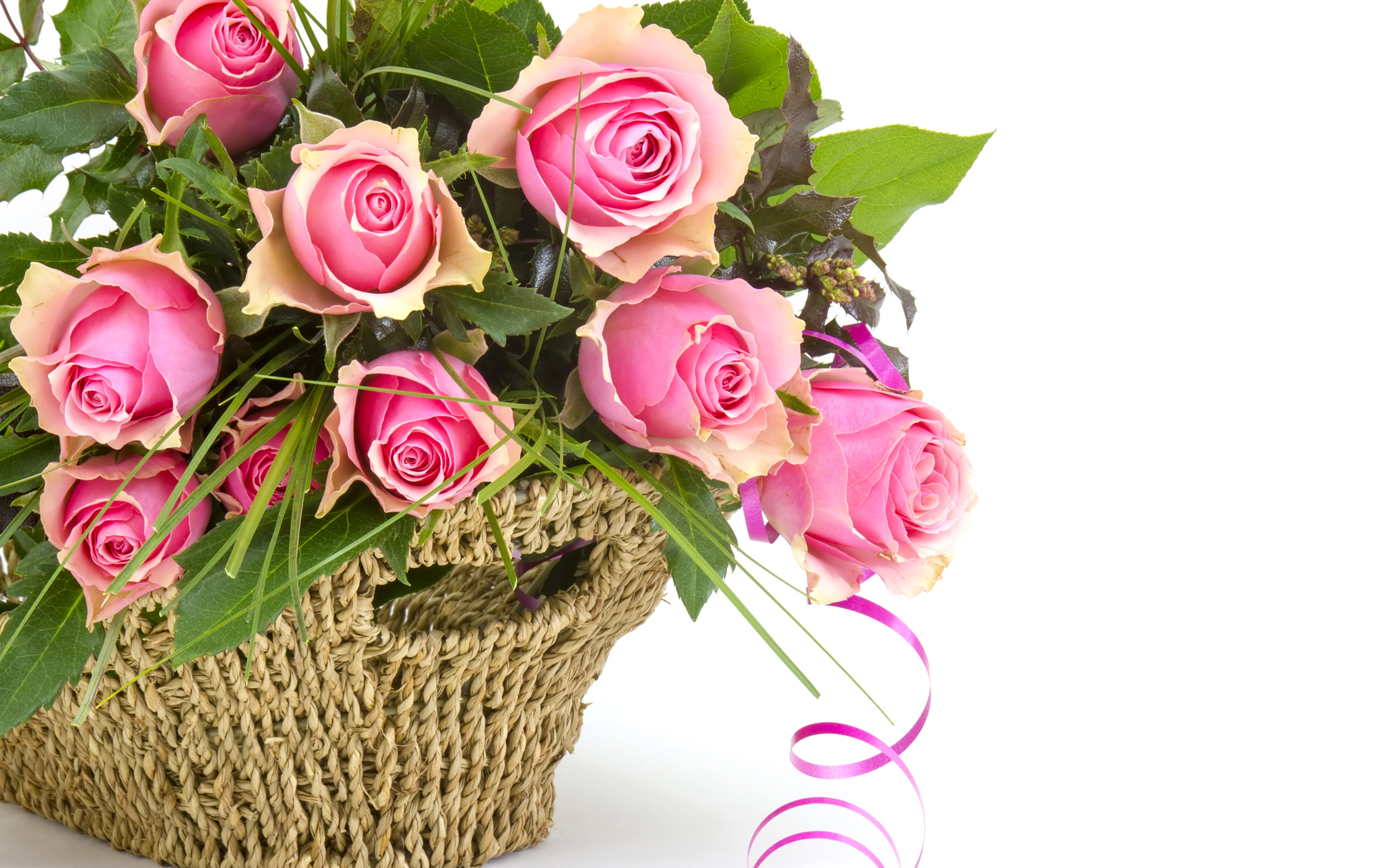 Букет розовых роз корзине с лентой на белом фоне