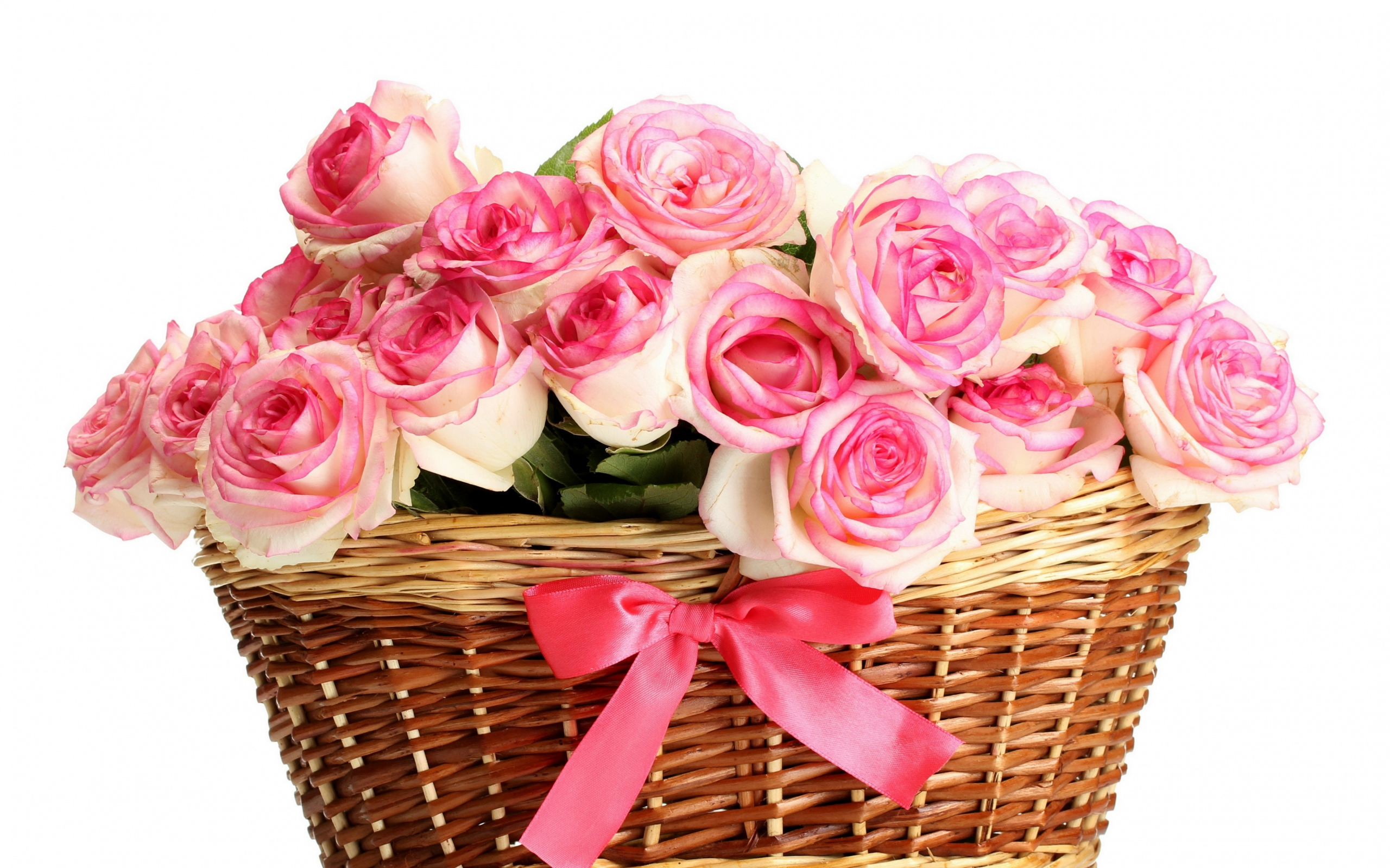 Букет розовых роз в корзине на белом фоне